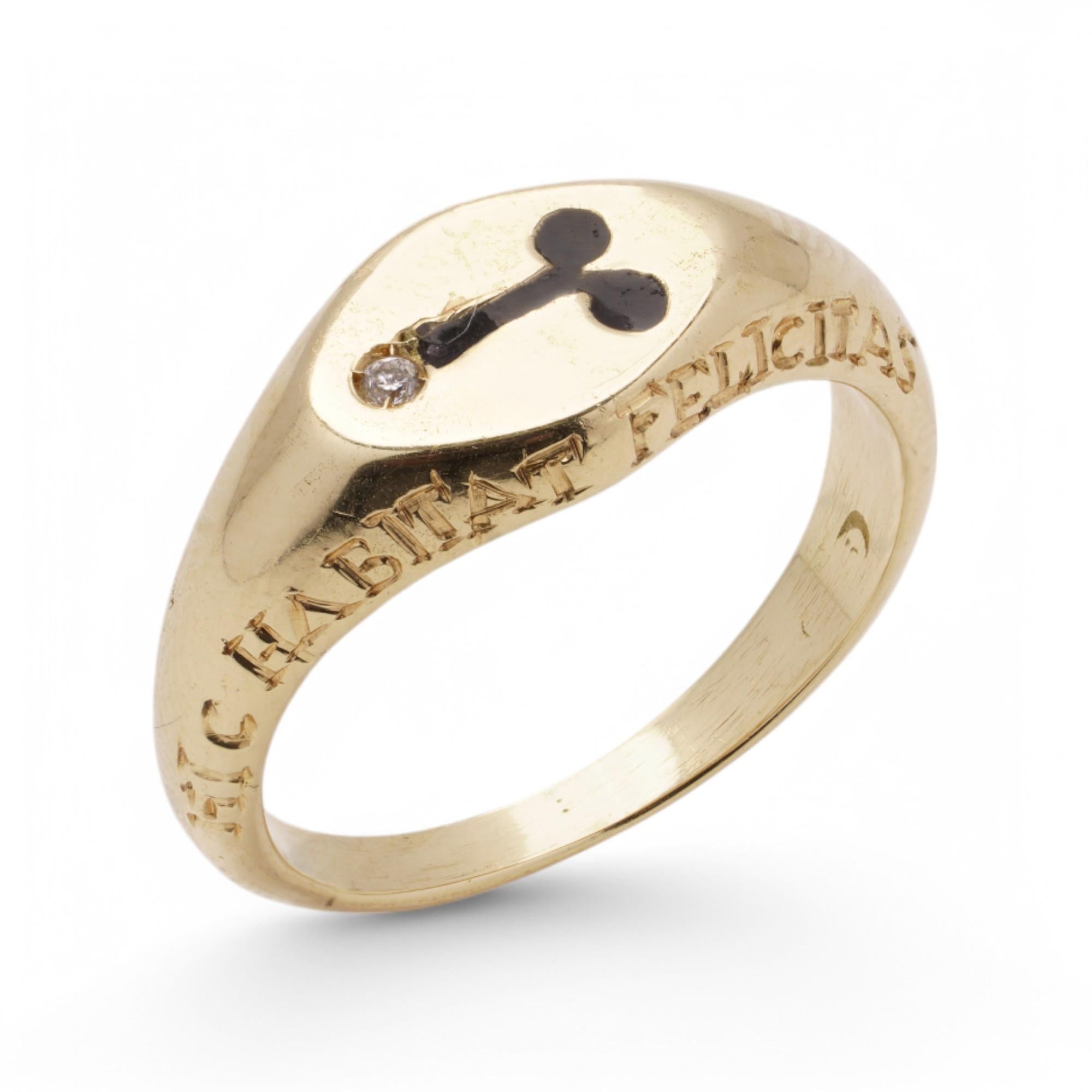 Anello KIAIA in oro 18kt e smalto nero con diamante e frase in latino 