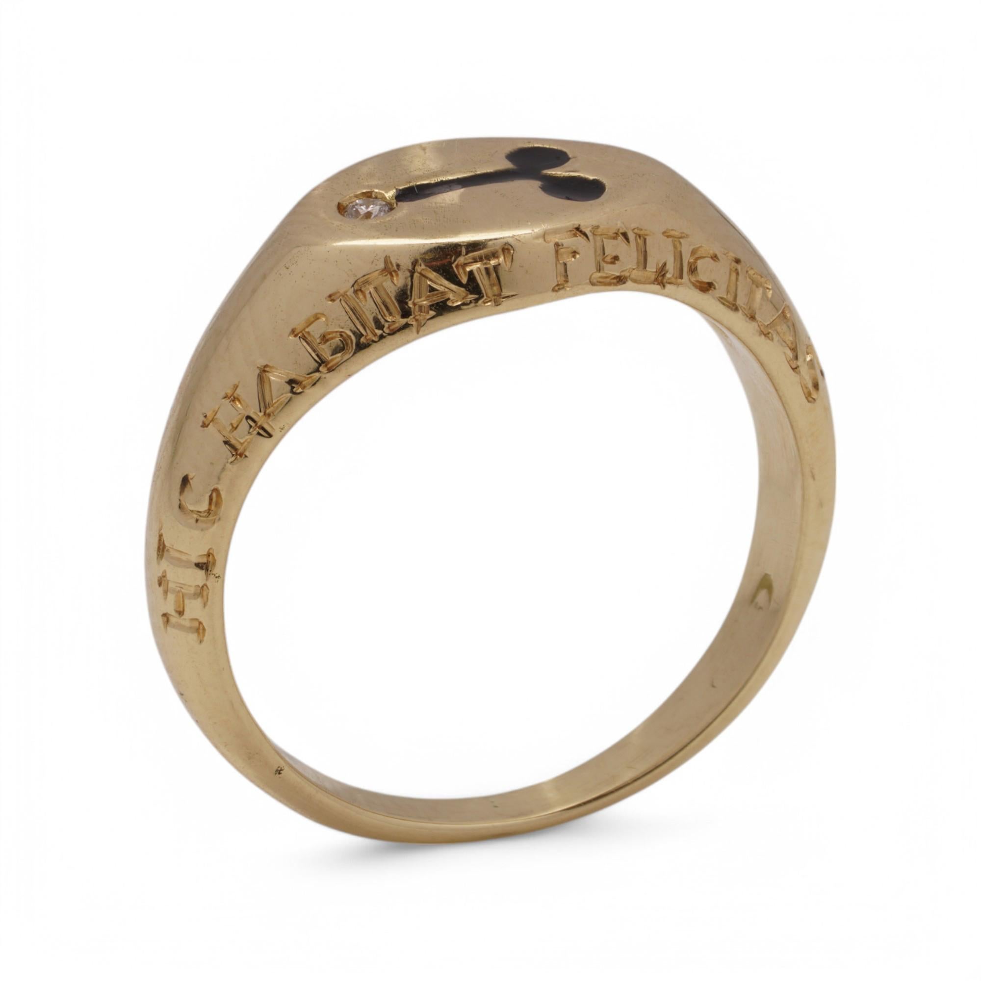 Anello KIAIA con incisione in oro 18kt e smalto nero in vendita 2