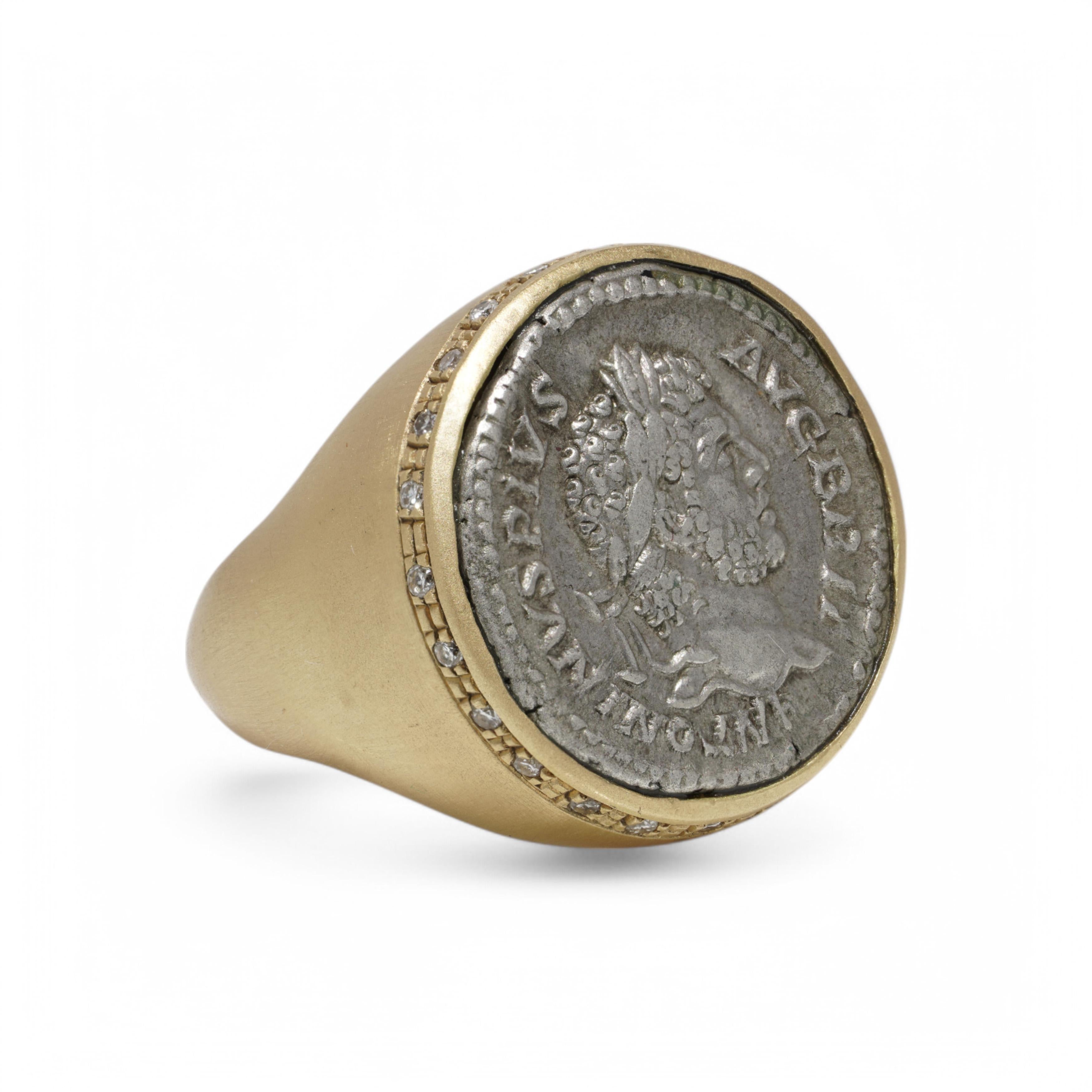 KIAIA 18kt Gold Signet Ring Featuring a Roman Coin of Emperor Antoninus Pius In Good Condition For Sale In Braintree, GB