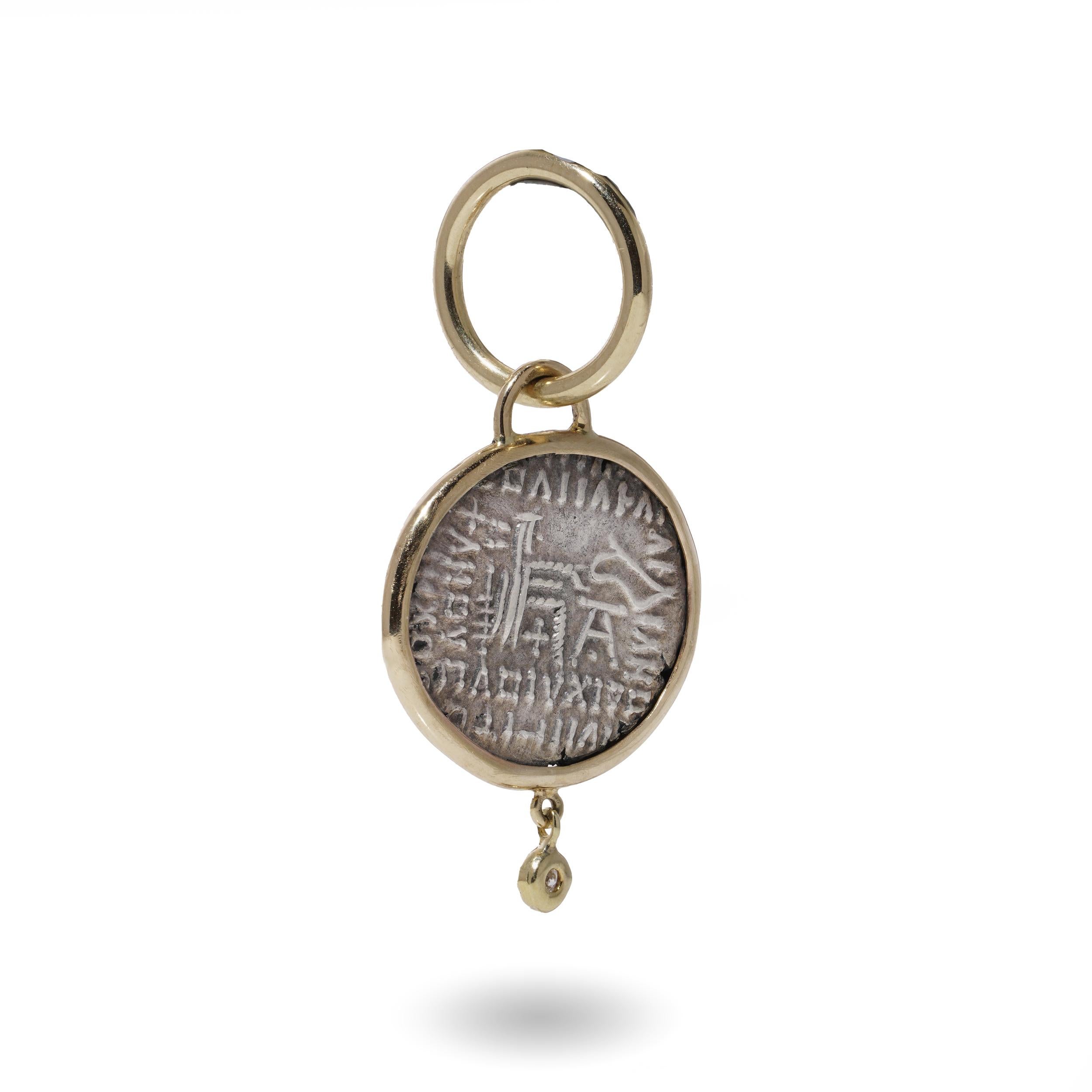 Antico ciondolo a forma di dracma sassanide in oro 18 carati con accenti di diamanti.

Uno straordinario ciondolo con un'autentica moneta d'argento dell'Impero sassanide, elegantemente montata in un castone d'oro giallo 18 carati. Il ciondolo è