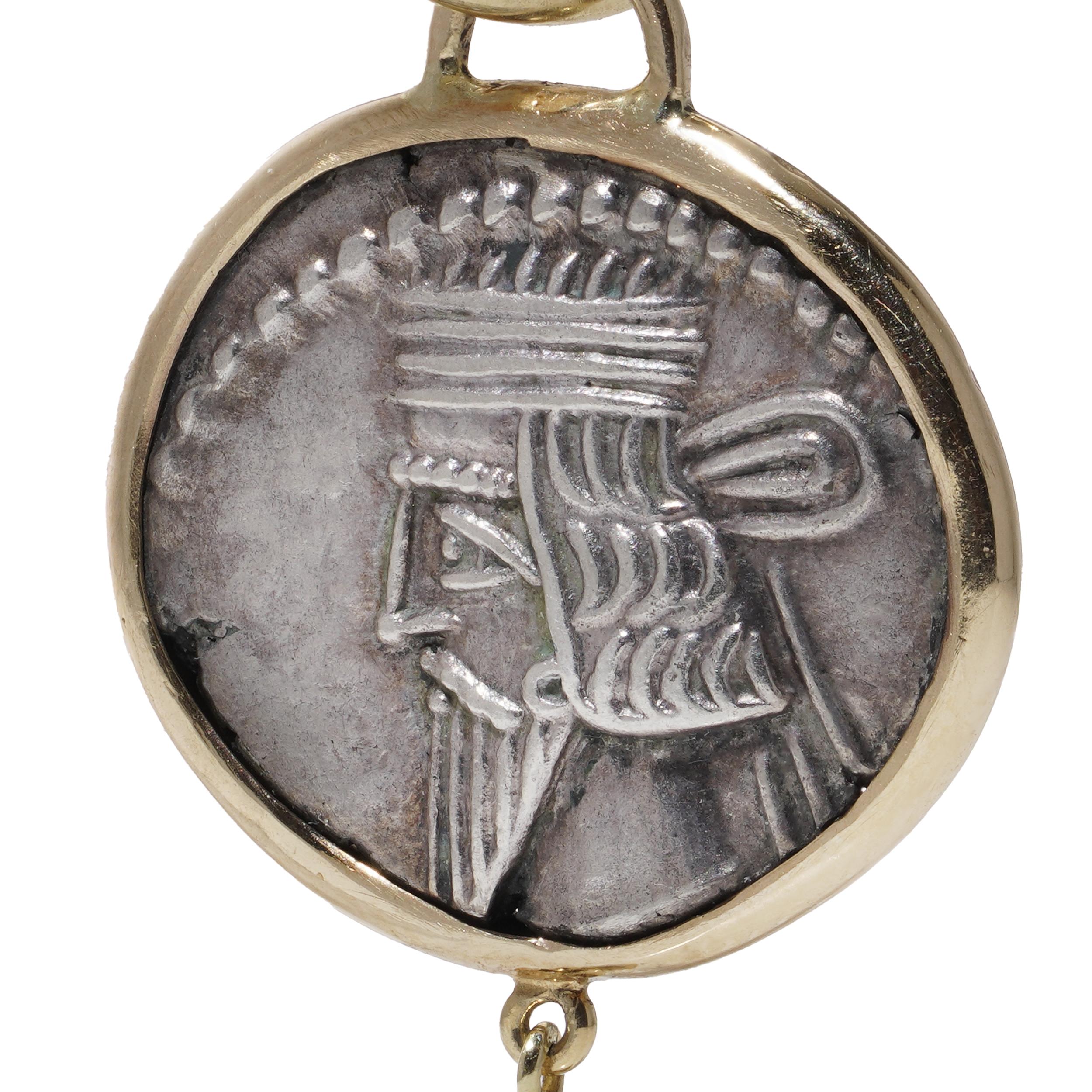 KIAIA Ciondolo con moneta d'argento dell'antica Sassania in oro 18 carati in vendita 2