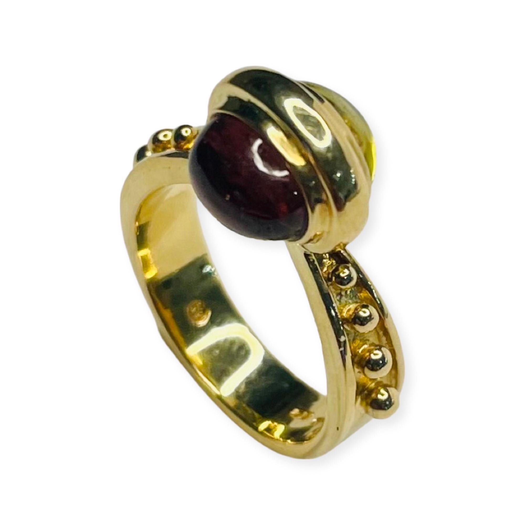 Kian 18K Gelbgold Rosa und Grün Turmalin Cabochon Ring. Die Oberseite des Rings ist 10,3 mm mal 11,3 mm groß und 9,0 mm hoch. Der Schaft ist an der Spitze 5,0 mm und verjüngt sich an der Basis auf 2,5 mm. Er hat Kugeln im etruskischen Stil an den