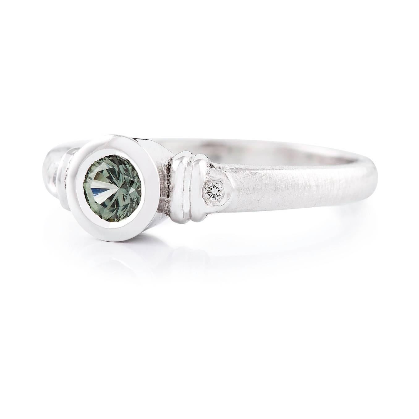  verde Zaffiro Ring

This gorgeous white gold dress ring features a stunning round green sapphire that is complimented with round brilliant ut diamonds on either side, all set in 18ct white gold. The band is made of 18ct white gold with an