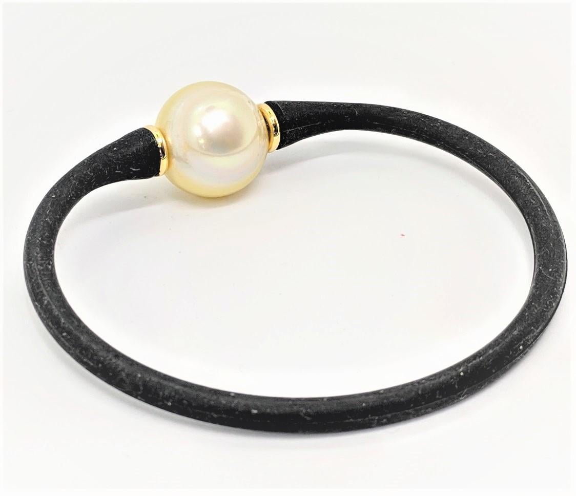 Modern Kian Design 18 Carat Two-Tone Gold South Sea Pearl and Round Diamond Bracelet For Sale