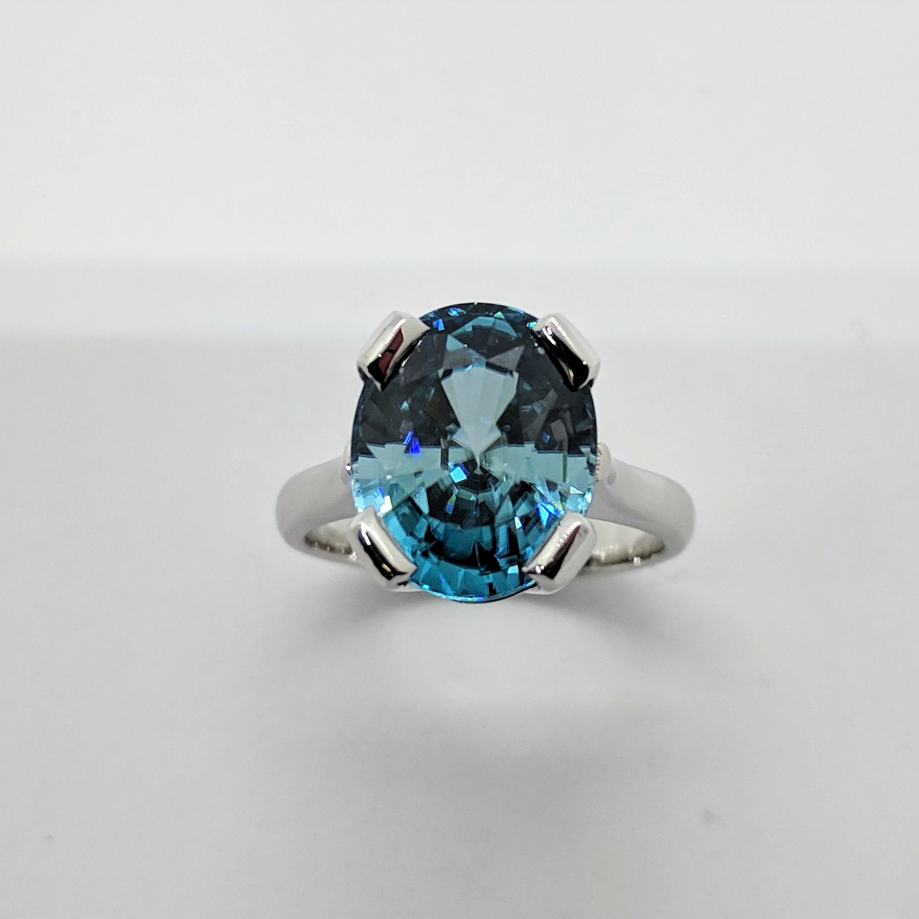 Women's or Men's Kian Design 18 Carat White Gold 7.71 Carat Blue Zircon Dress Ring For Sale