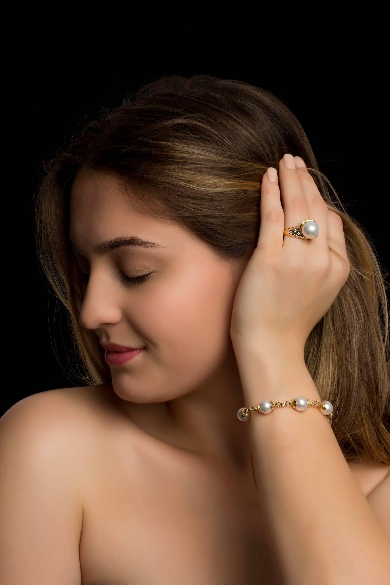 Perla & Diamante Bracelet

This stunning hand made 18ct yellow gold bracelet is set with five South Sea pearls that alternate with petite chenier set diamonds. The bracelet is completed with a fancy toggle clasp.

South Sea pearls: round, high