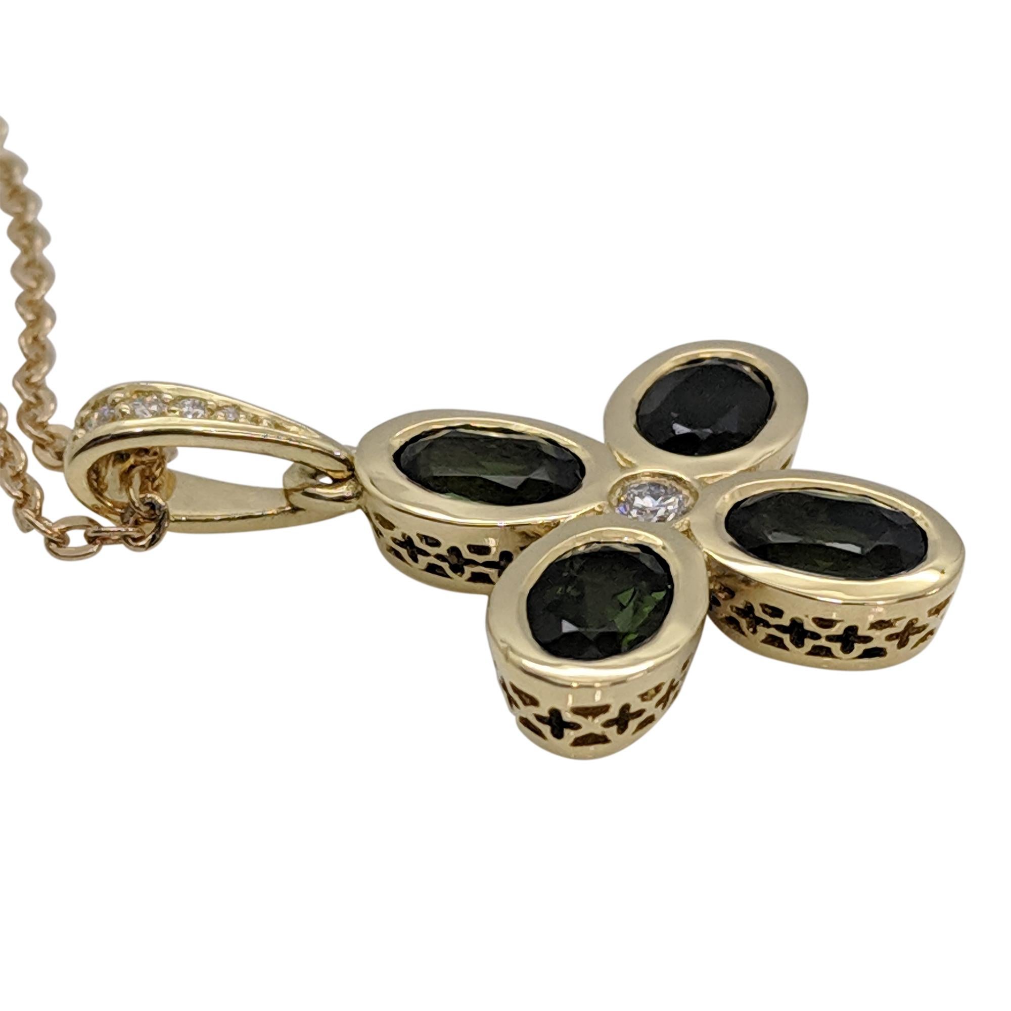 Tormalina & Diamante Necklace

This gorgeous 18 carat yellow gold necklace features four attractive chenier set green tourmalines arranged around a central diamond. The setting is suspended from a tapered, diamond channel set bail through which an