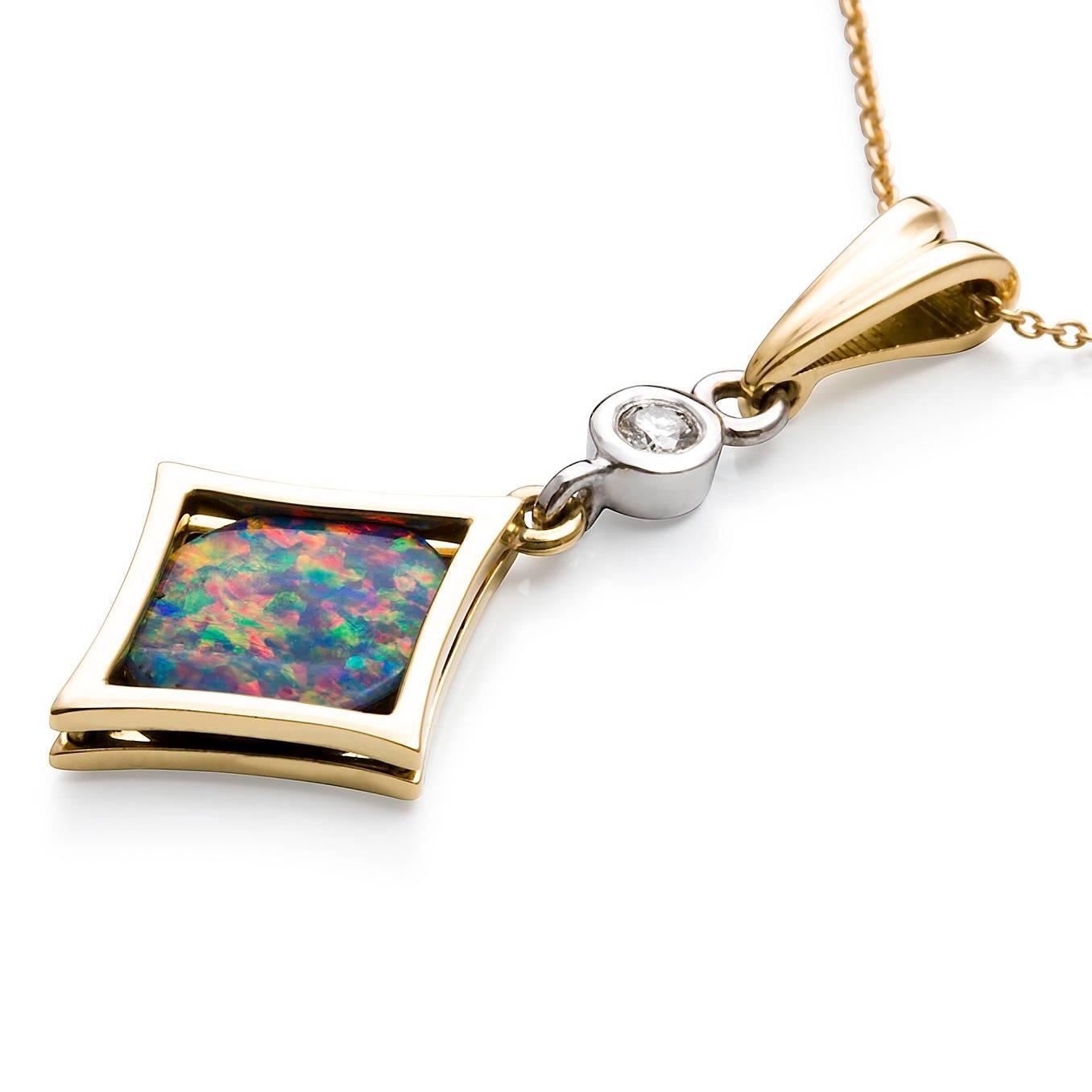 Opale & Diamante Necklace

This stunning opal doublet is encased within a lovely 18ct yellow gold diamond-shaped pendant, which is suspended below an 18ct white gold chenier set diamond with fancy triangular bail and 18ct yellow gold trace