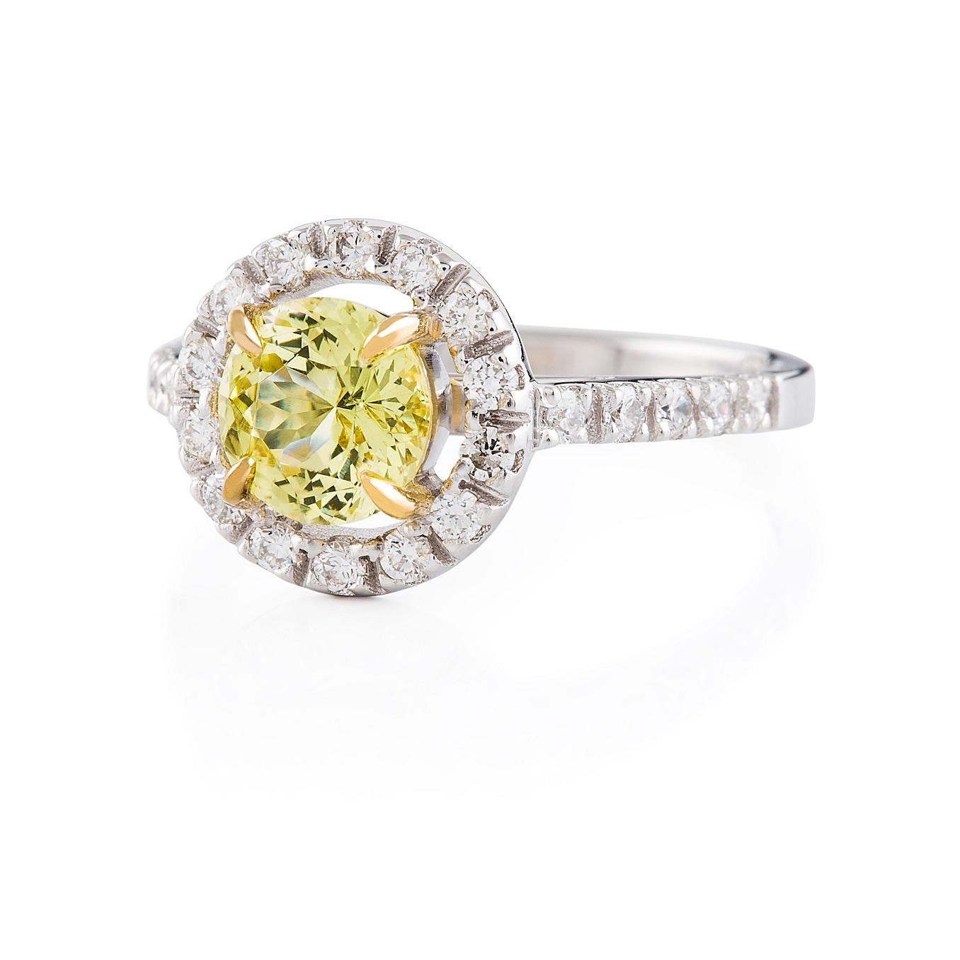 1.33 Carat Round Yellow Sapphire and Diamond Cluster Ring in 18 Carat Gold In New Condition In South Perth, AU