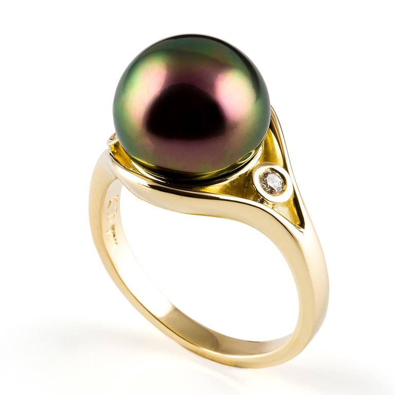 Tahitian Perla Ring

This statement ring in 18 carat yellow gold is set with a stunning Tahitian pearl. The band splits and sweeps around the pearl setting with a petite white diamond on either side.

Tahitian pearl: striking aubergine colour, high