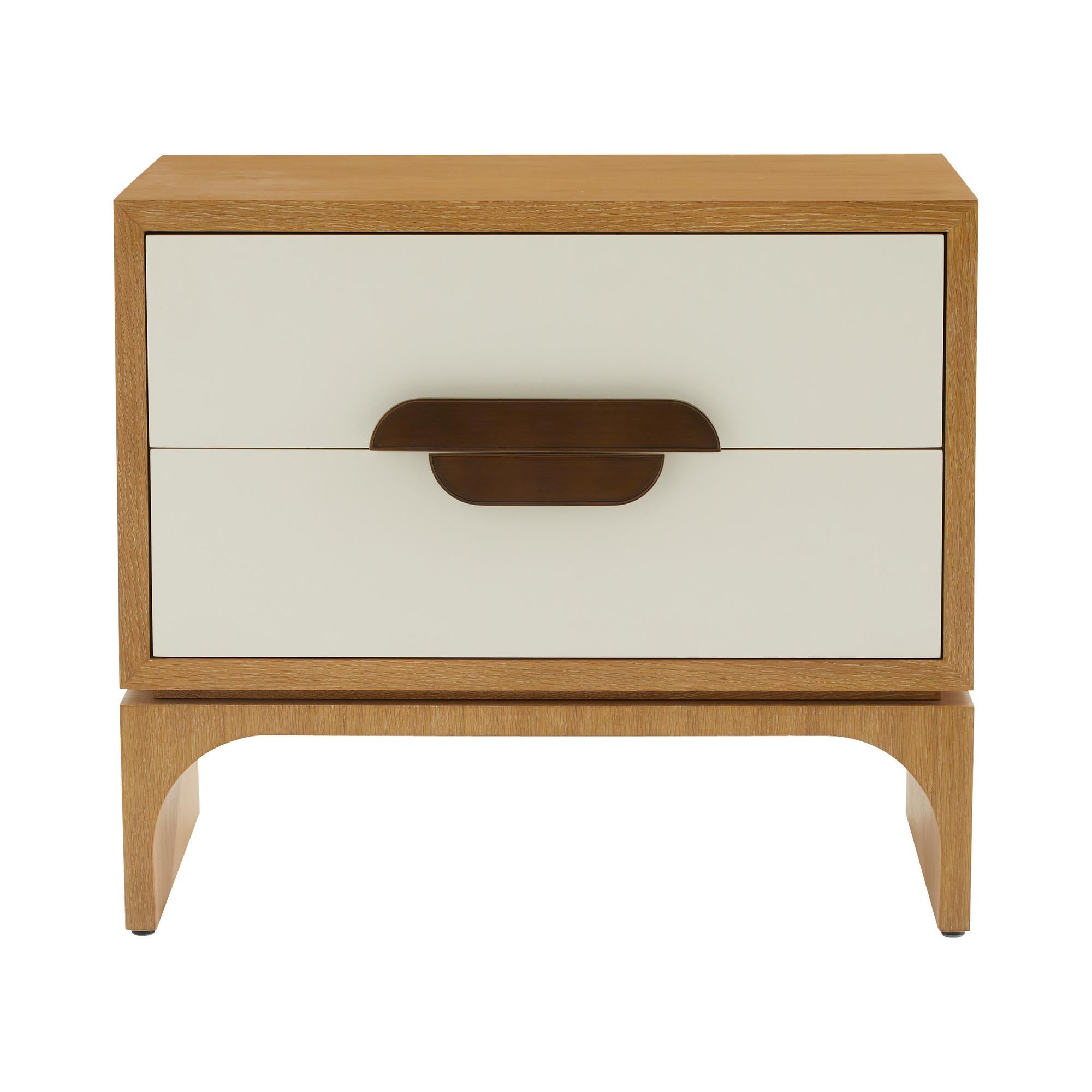 Abbiamo reimmaginato la nostra classica Credenza Kianna in una scala più piccola, rendendola il complemento perfetto da utilizzare accanto a un letto, a un divano o in spazi più compatti dove stile e spazio sono ugualmente importanti. Questo design