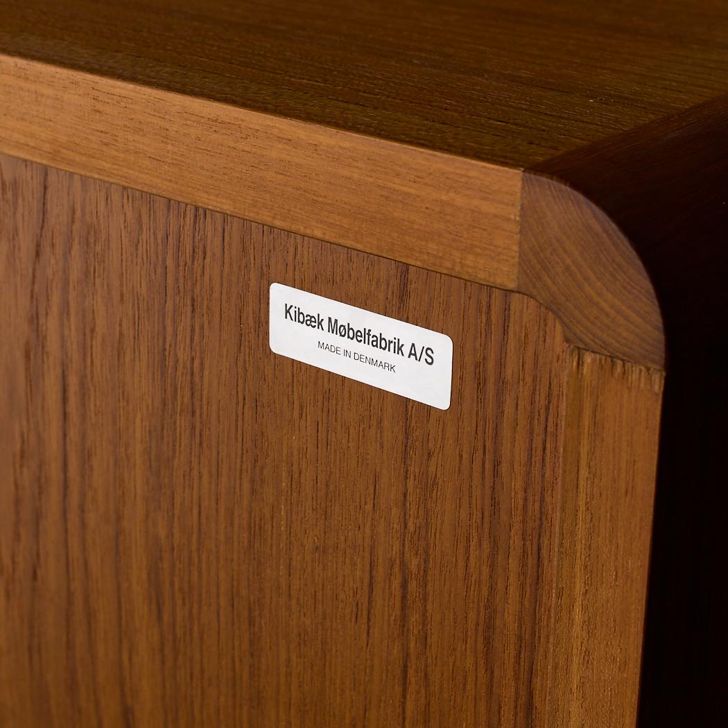 Kibaek Mobelfabrik Credenza danese di metà secolo con porta a tamburo in teak in vendita 4