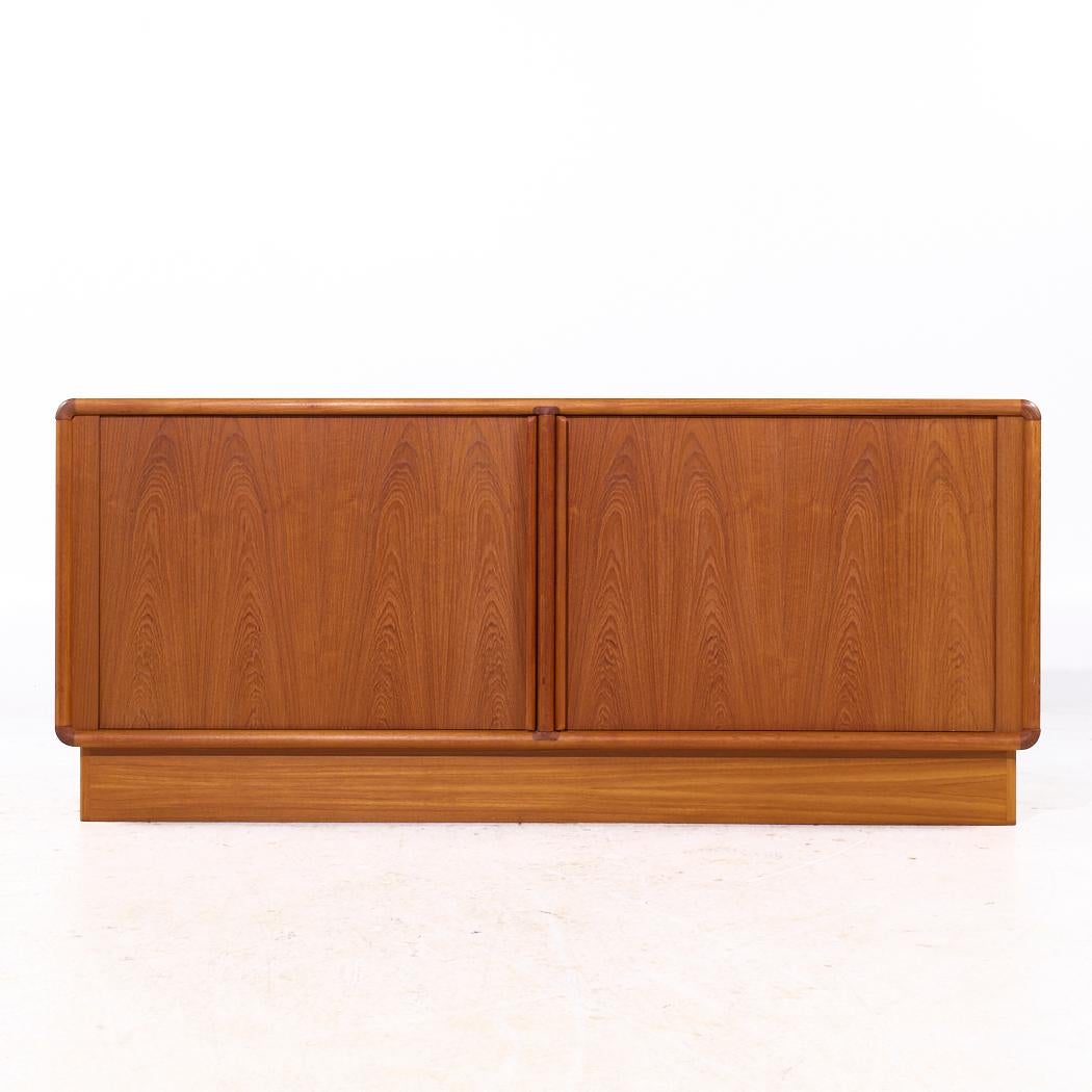Kibaek Mobelfabrik Credenza danese di metà secolo con porta a tamburo in teak

Questa credenza misura: 71 larghezza x 19 profondità x 30,75 pollici di altezza

Tutti i mobili possono essere acquistati in quello che noi chiamiamo stato vintage