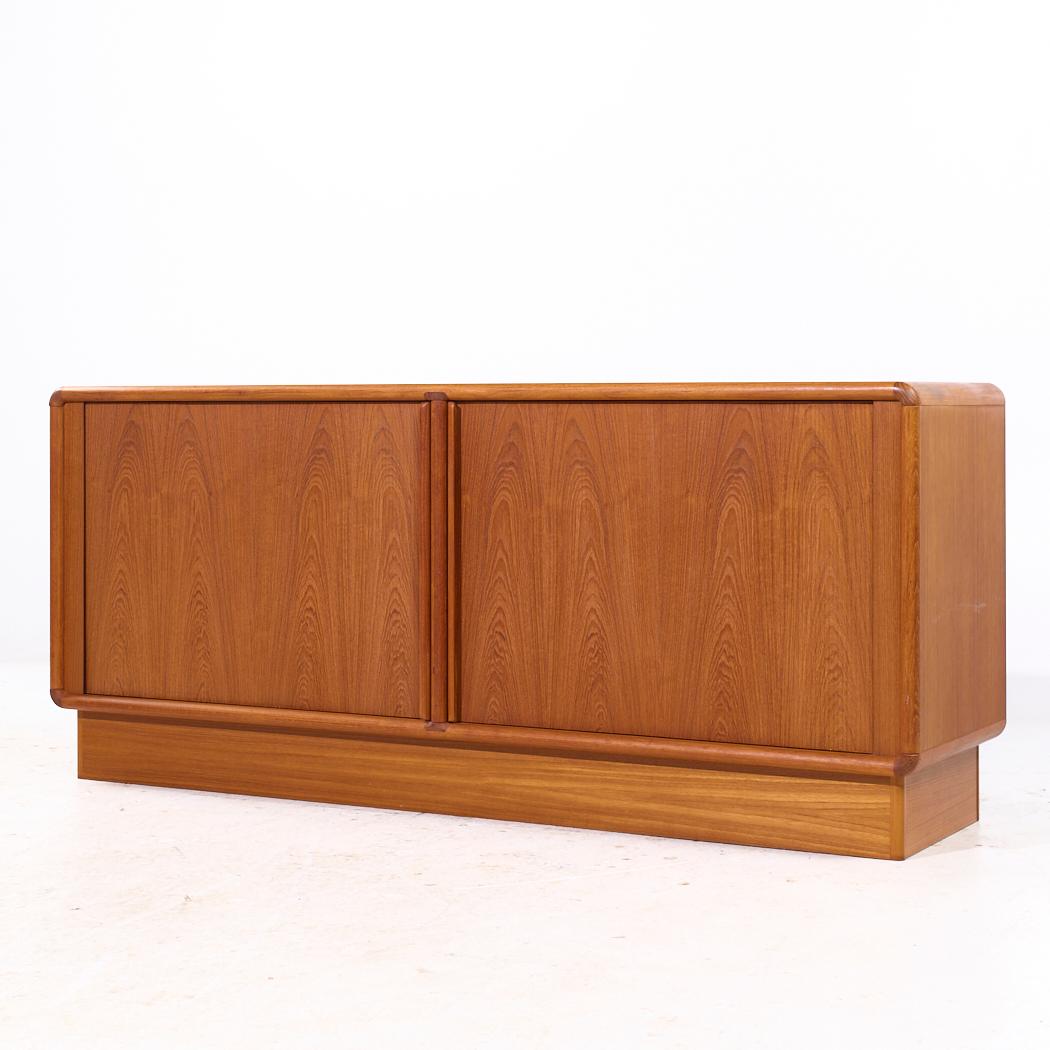 Mid-Century moderno Kibaek Mobelfabrik Credenza danese di metà secolo con porta a tamburo in teak in vendita