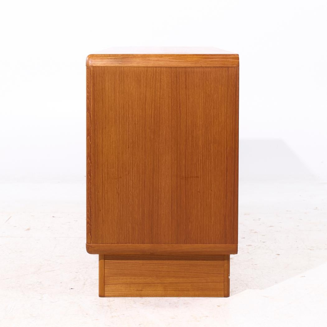 Danese Kibaek Mobelfabrik Credenza danese di metà secolo con porta a tamburo in teak in vendita