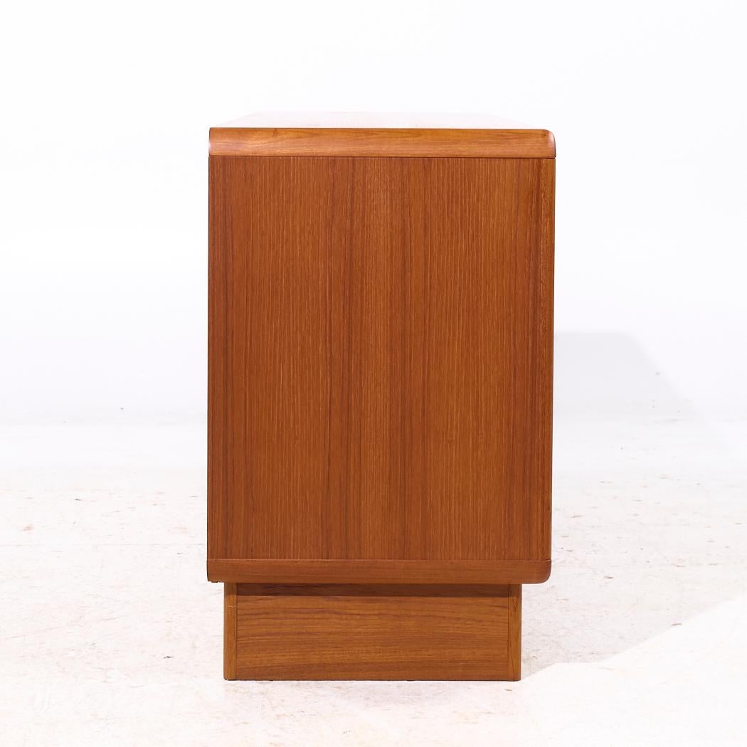 Kibaek Mobelfabrik Credenza danese di metà secolo con porta a tamburo in teak In condizioni buone in vendita a Countryside, IL