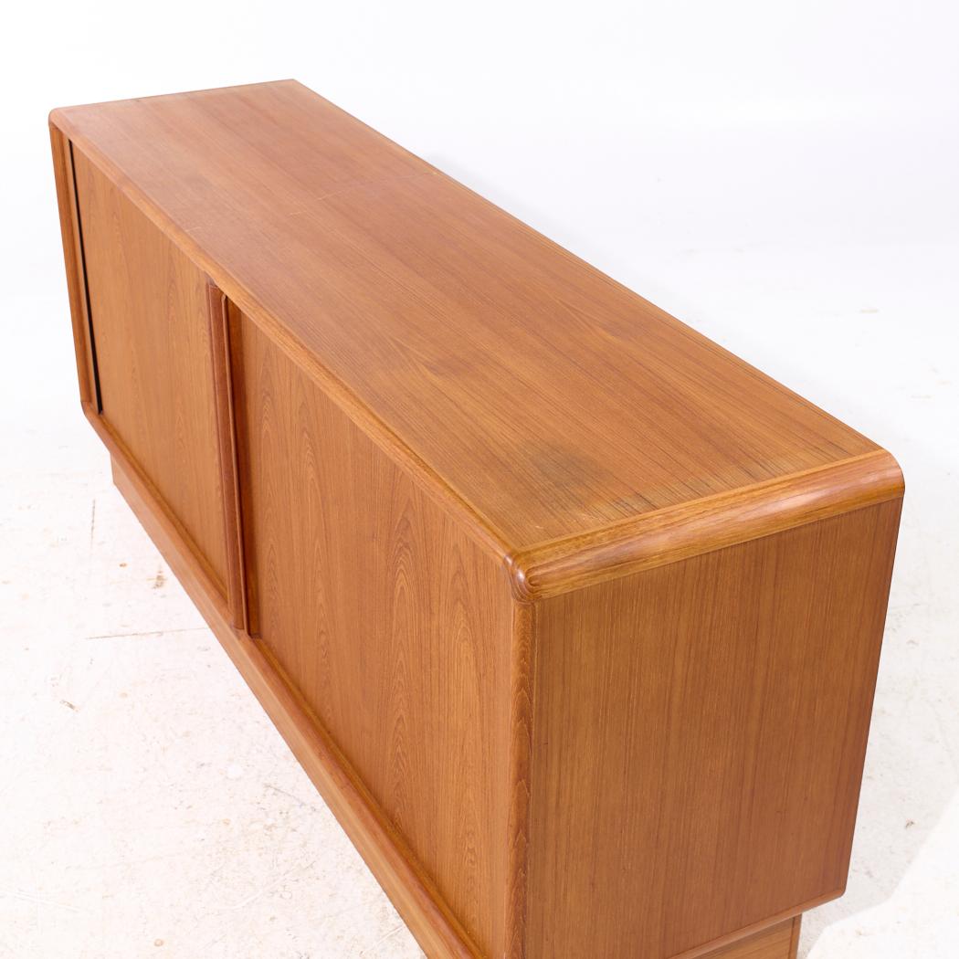 Fine XX secolo Kibaek Mobelfabrik Credenza danese di metà secolo con porta a tamburo in teak in vendita
