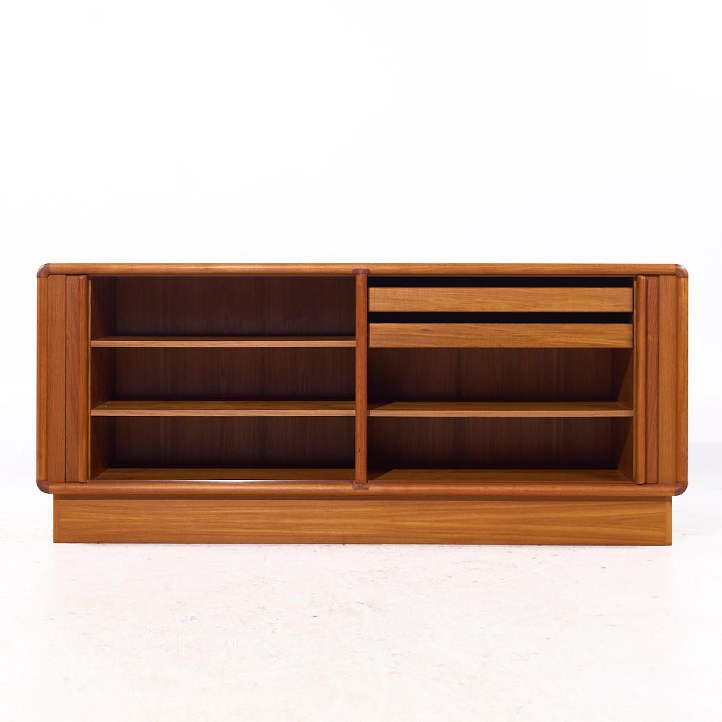 Teak Kibaek Mobelfabrik Credenza danese di metà secolo con porta a tamburo in teak in vendita