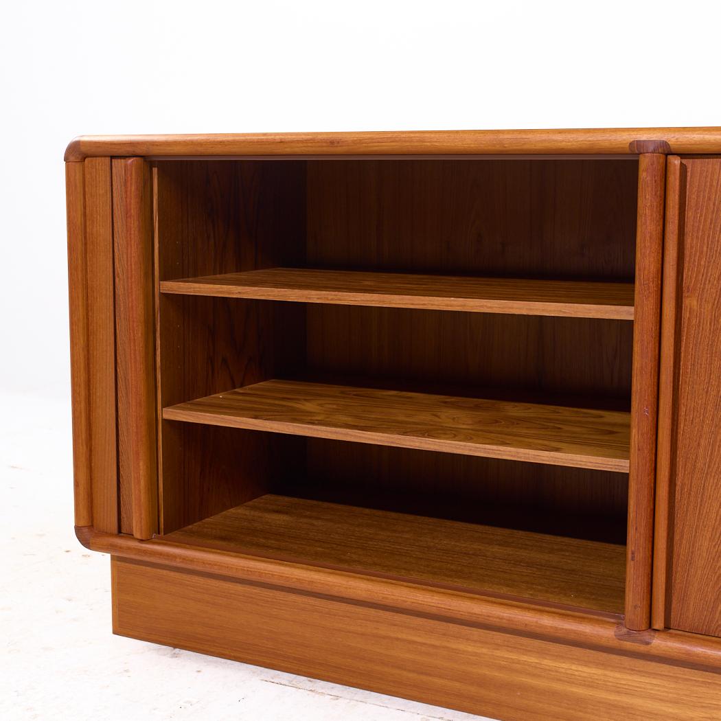 Kibaek Mobelfabrik Credenza danese di metà secolo con porta a tamburo in teak in vendita 1
