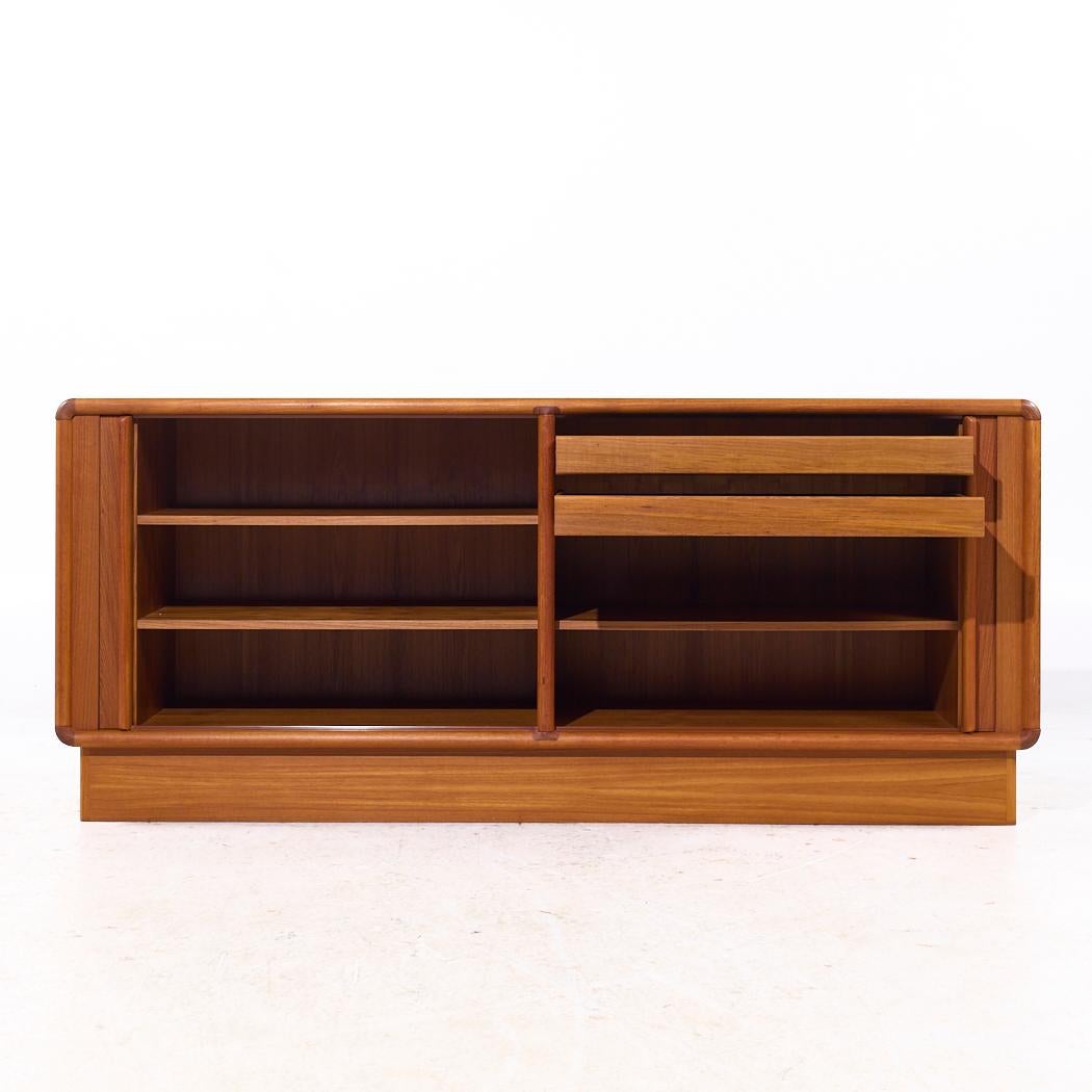 Kibaek Mobelfabrik Credenza danese di metà secolo con porta a tamburo in teak in vendita 2