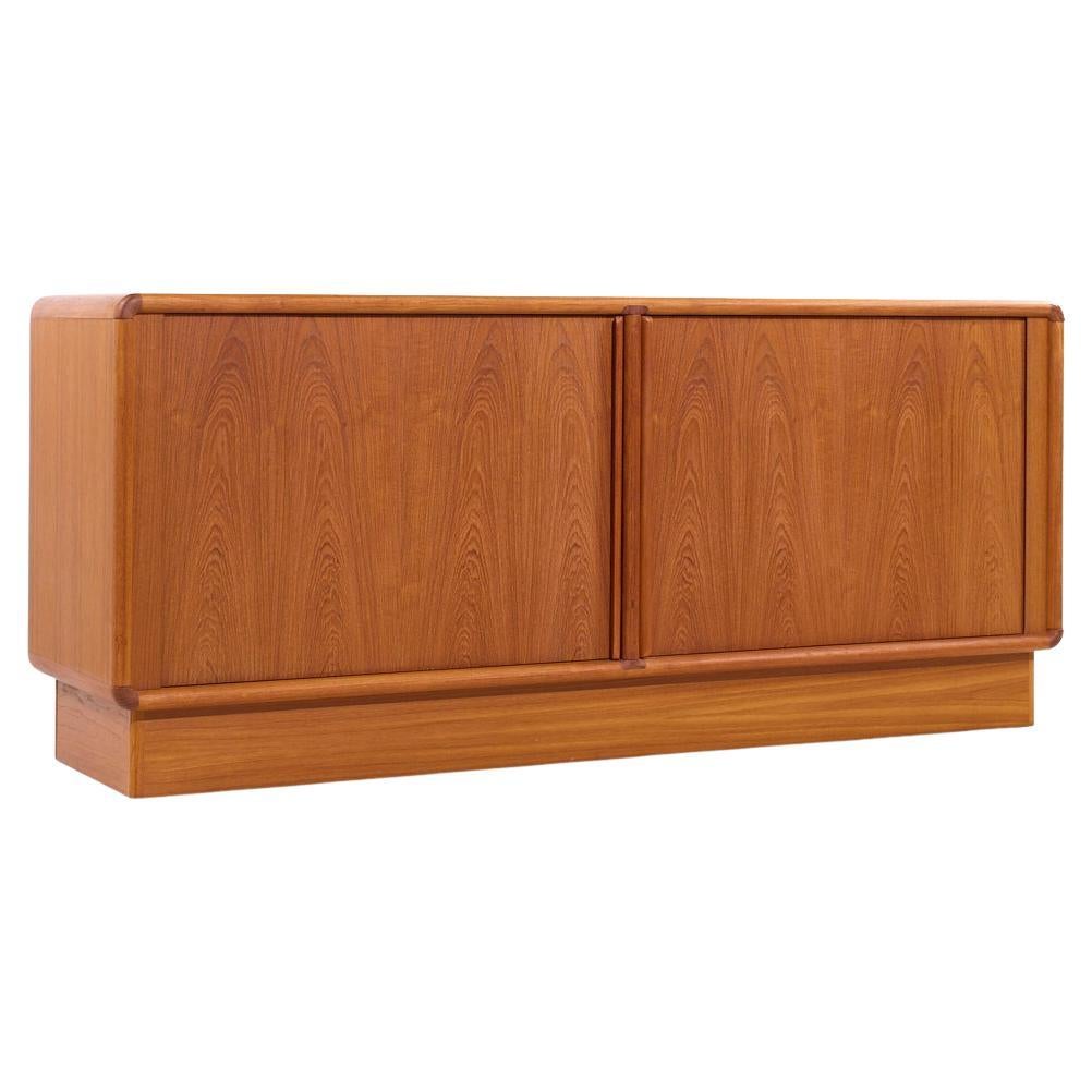 Kibaek Mobelfabrik Credenza danese di metà secolo con porta a tamburo in teak in vendita