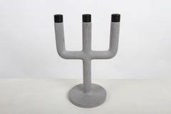 KiBiSi für Menu Danish Modern „Weight Here“ – 3-armiger Polystone-Kerzenleuchter