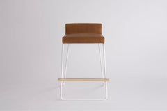 Tabouret de comptoir Kickstand de Phase Design, cuir