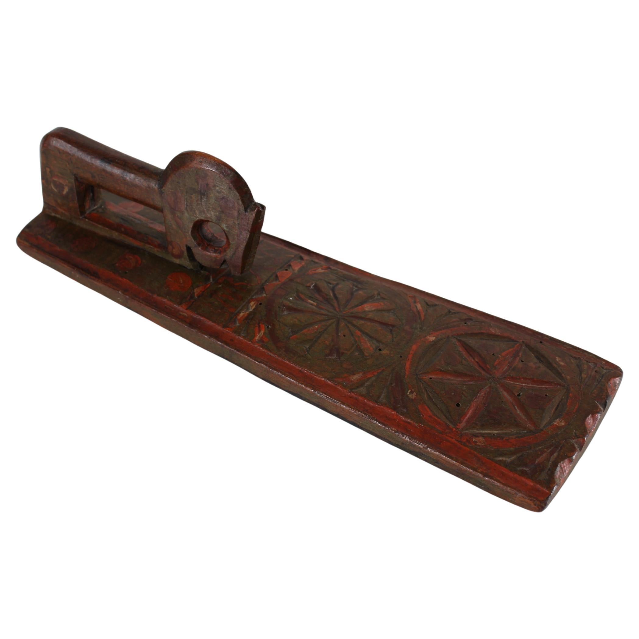 Kind Größe antike dänische hölzerne Mangle Board eine Hochzeit Liebe Geschenk mit Pferd im Angebot