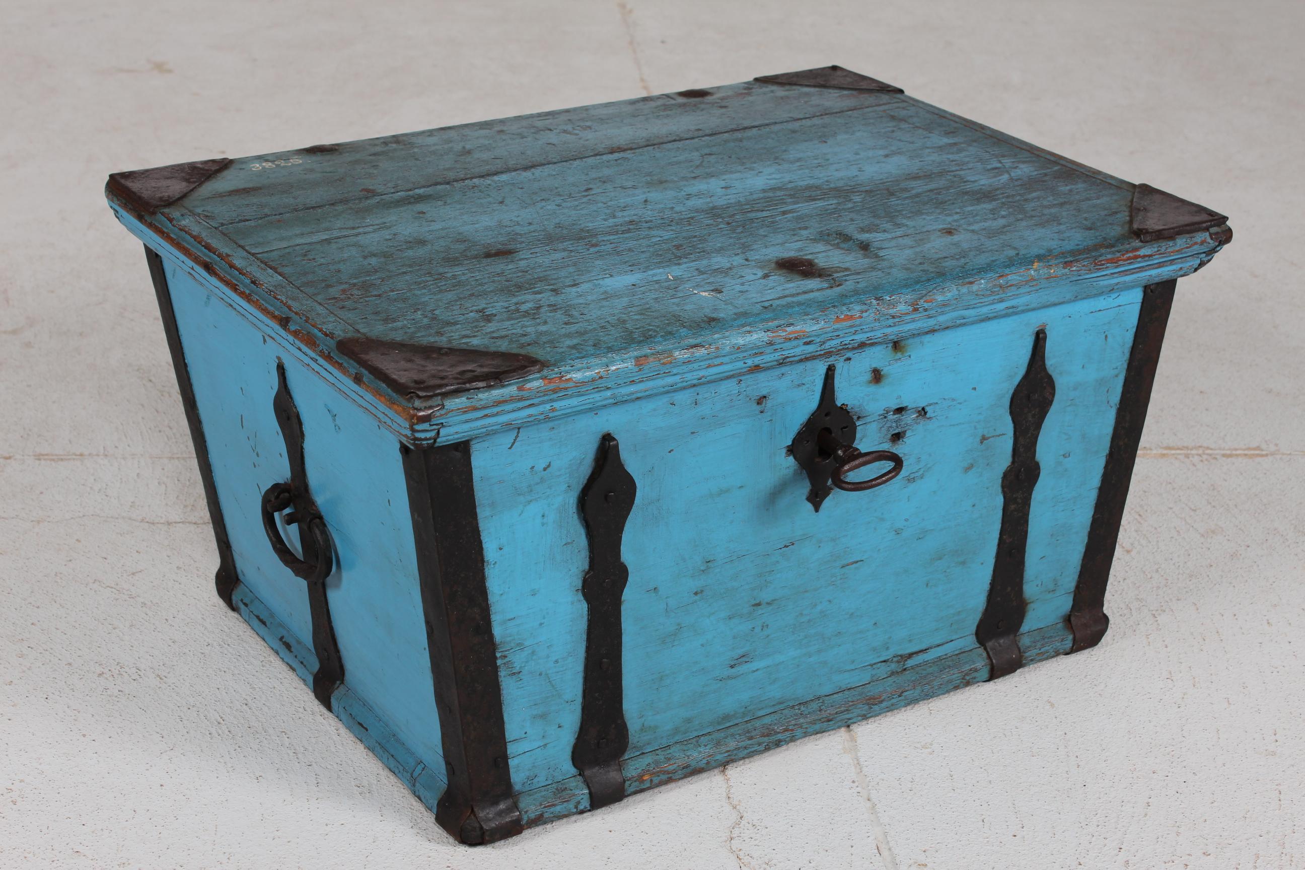 Kid Size Antique Swedish Campaign Chest with Patinated Blue Paint and Iron 1850s For Sale 6