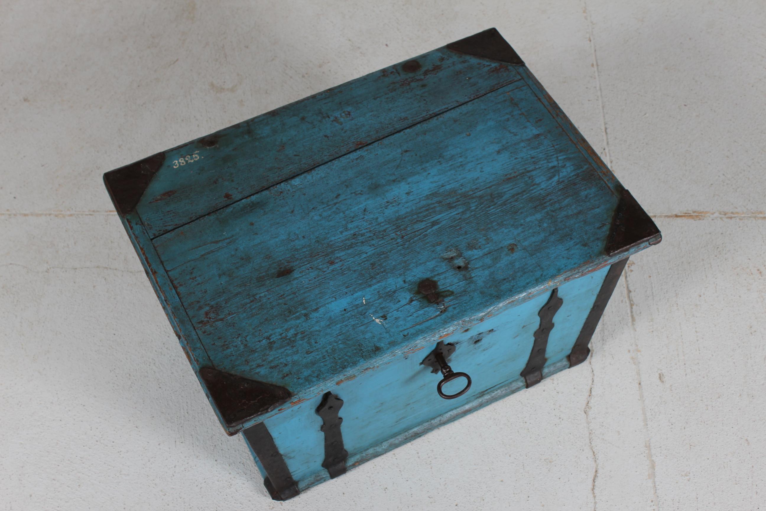 Kid Size Antique Swedish Campaign Chest with Patinated Blue Paint and Iron 1850s For Sale 7