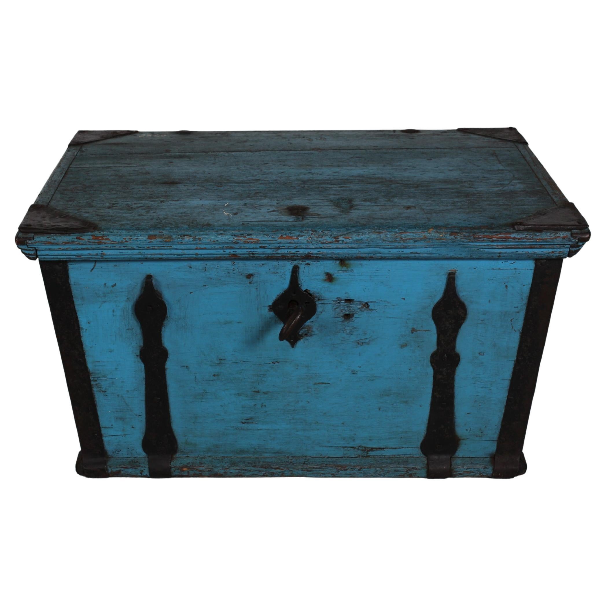 Hand-Painted Kid Size Antique Swedish Campaign Chest with Patinated Blue Paint and Iron 1850s For Sale