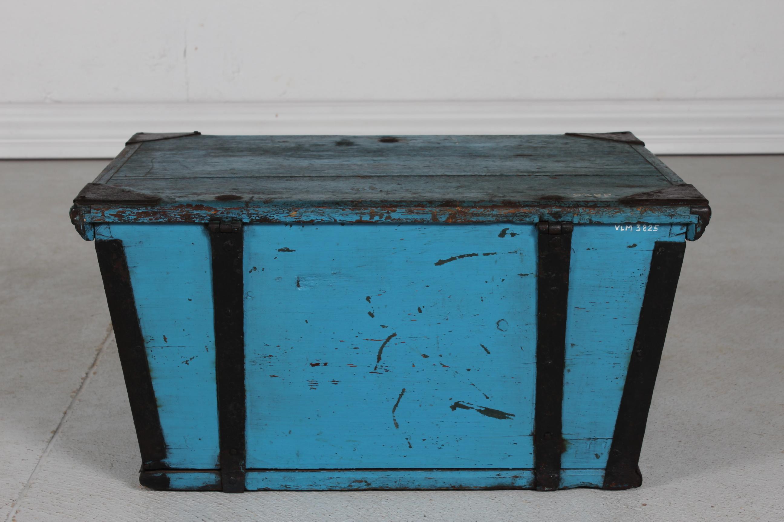 Kid Size Antique Swedish Campaign Chest with Patinated Blue Paint and Iron 1850s In Good Condition For Sale In Aarhus C, DK