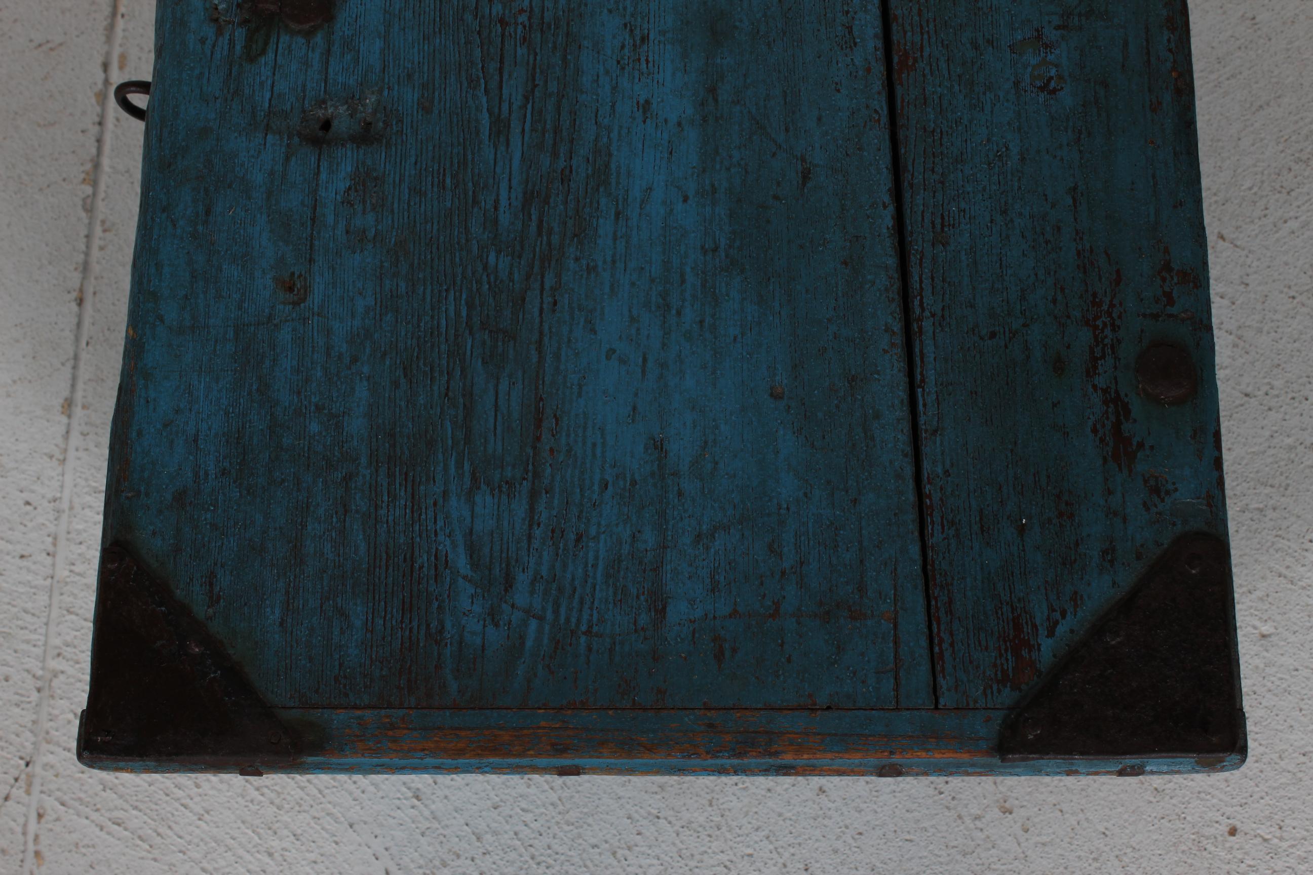 Pine Kid Size Antique Swedish Campaign Chest with Patinated Blue Paint and Iron 1850s For Sale