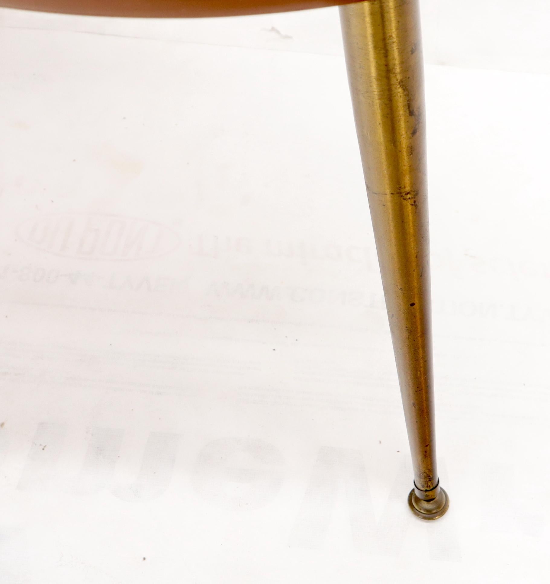 Kidney Couchtisch mit konischem Bein aus Glas, Nussbaum und Messing in Comma-Form, zwei Ebenen im Angebot 1