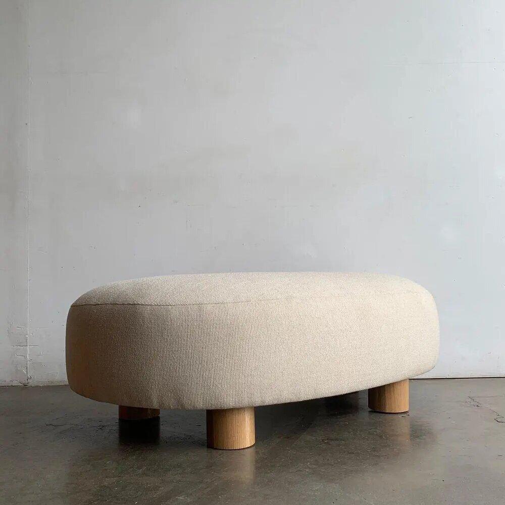 Mid-Century Modern Pouf avec pieds en chêne - sur commande en vente