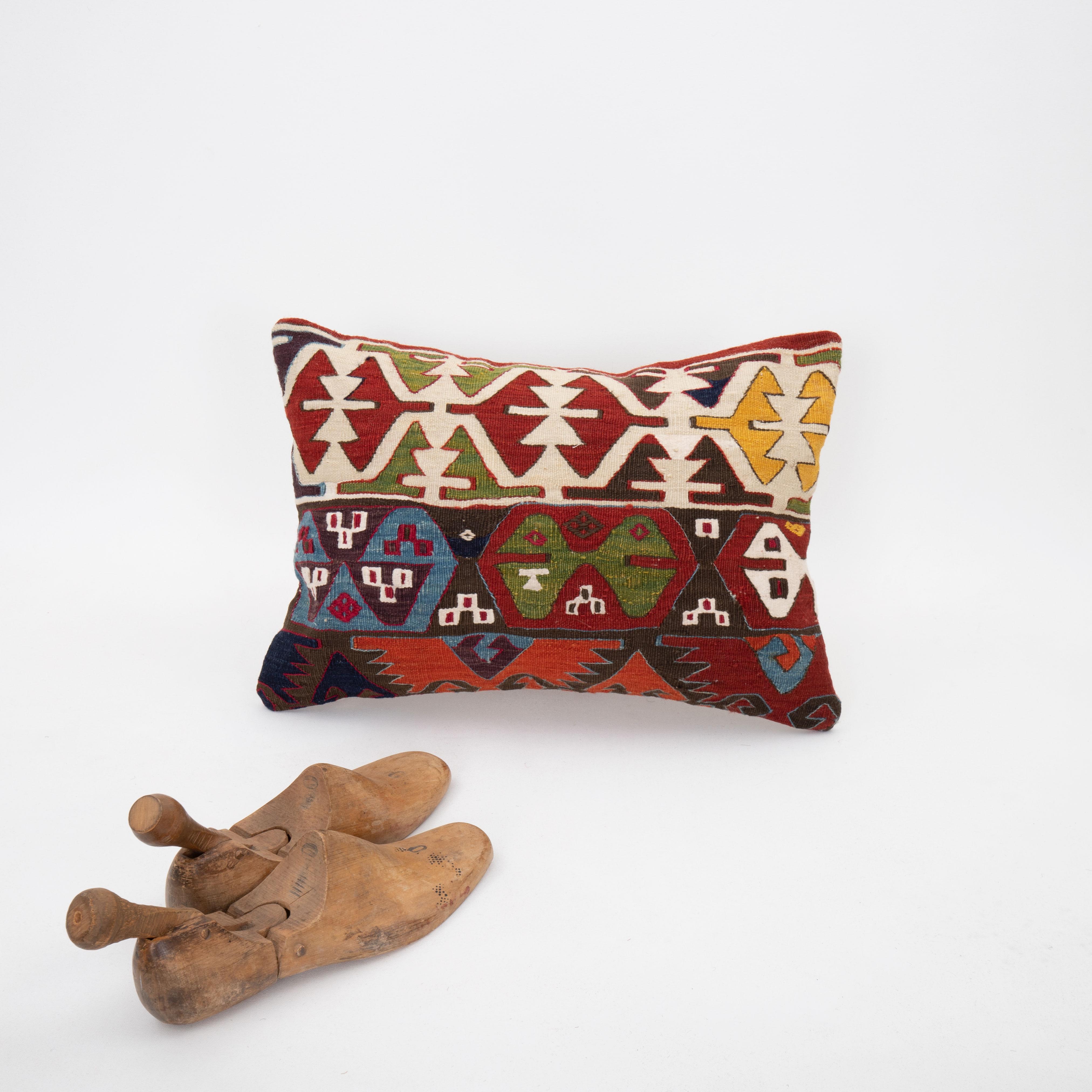 Asiatique Coussin d'oreiller en forme de rein fabriqué à partir d'un Kilim anatolien ancien en vente