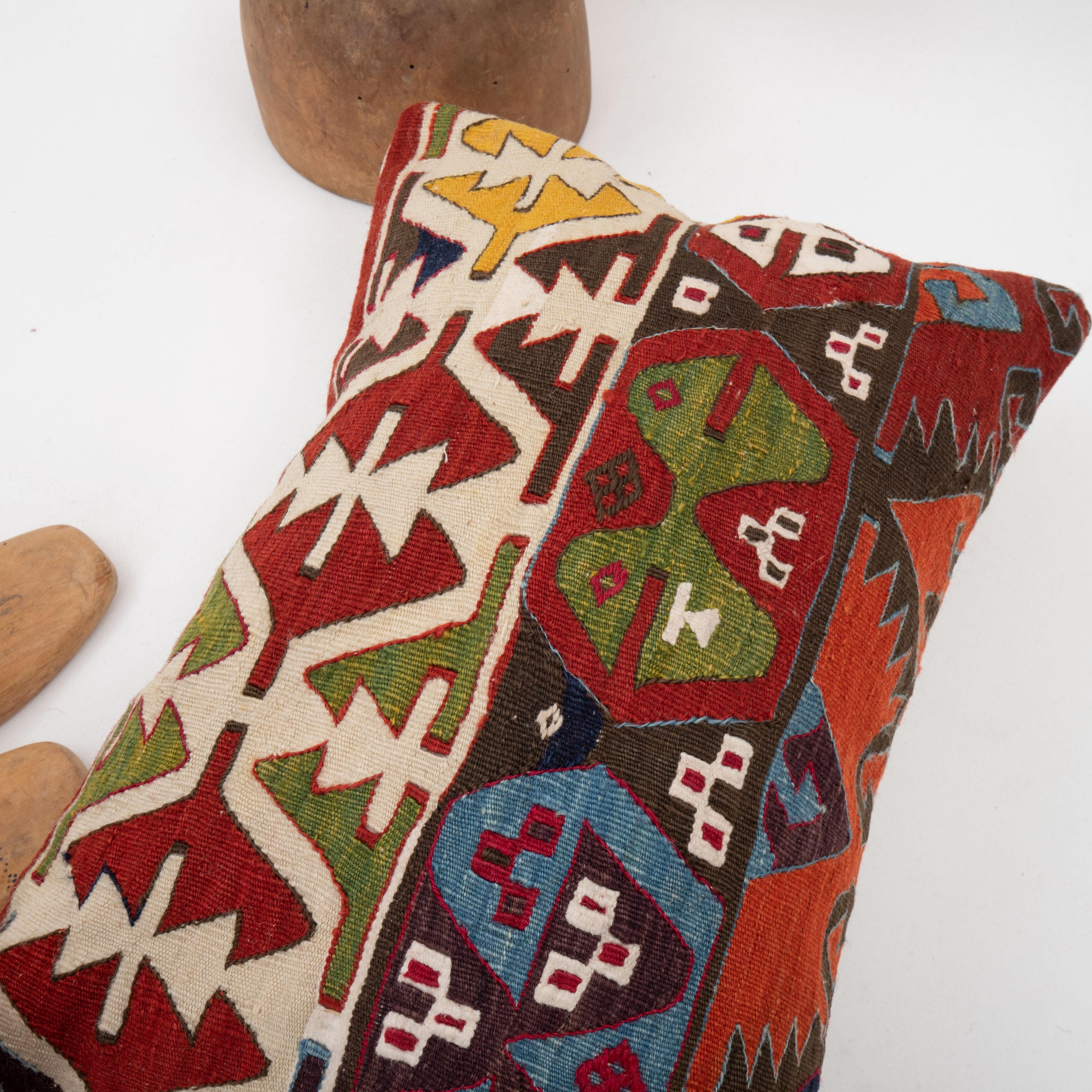 Tissé à la main Coussin d'oreiller en forme de rein fabriqué à partir d'un Kilim anatolien ancien en vente