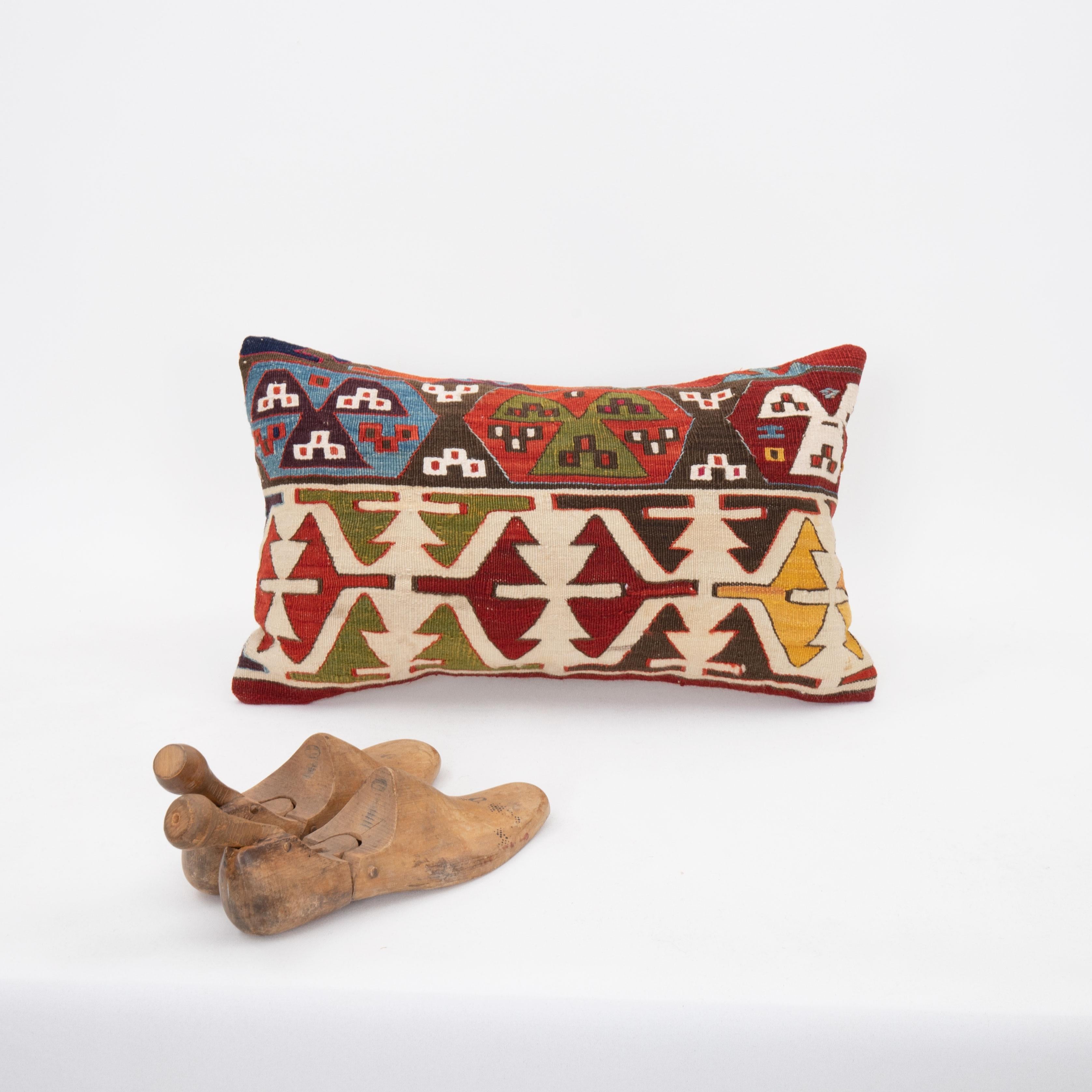 Kidney Pillow Case Made from an Antique Anatolian Kilim In Good Condition For Sale In Istanbul, TR