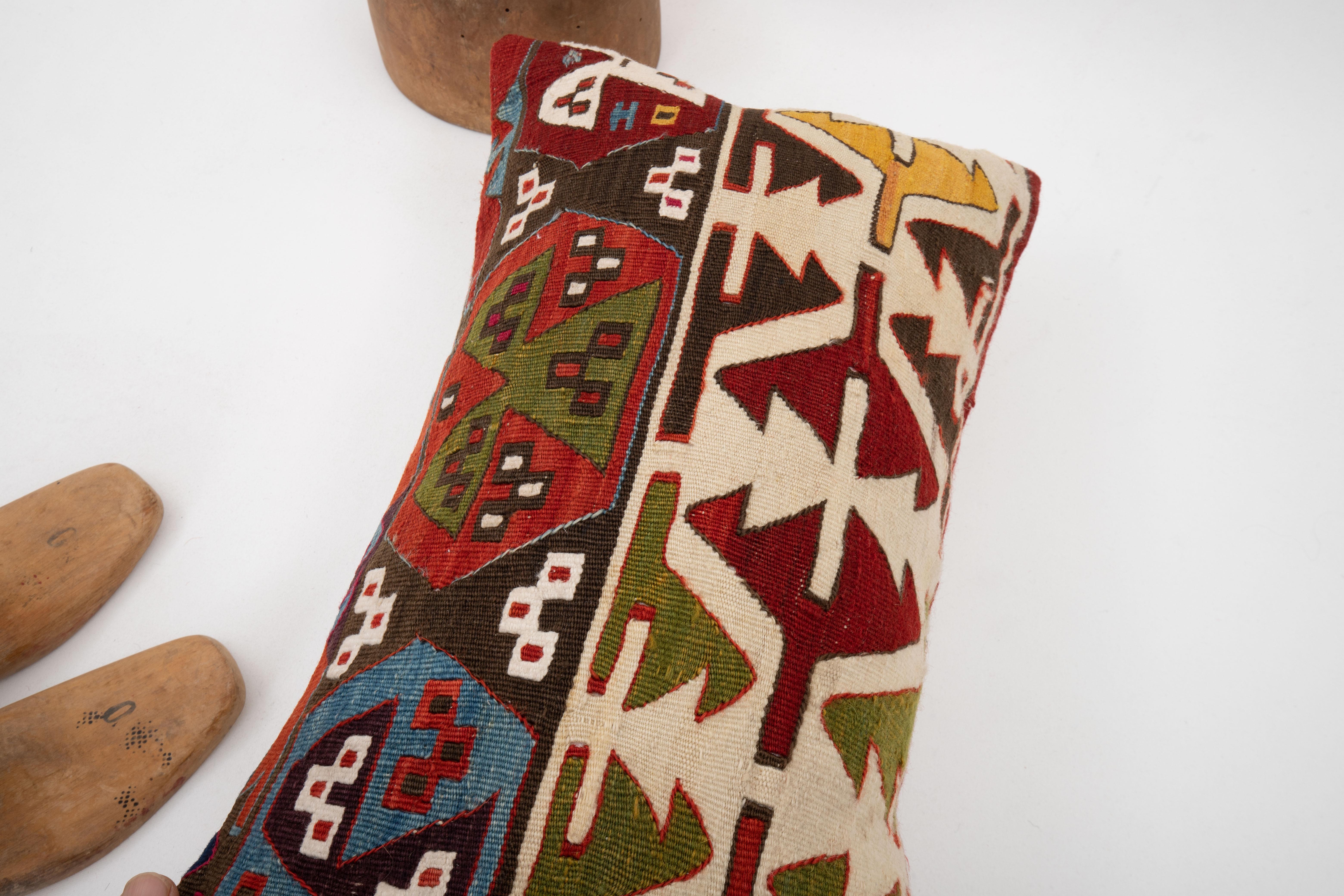 XIXe siècle Coussin d'oreiller en forme de rein fabriqué à partir d'un Kilim anatolien ancien en vente