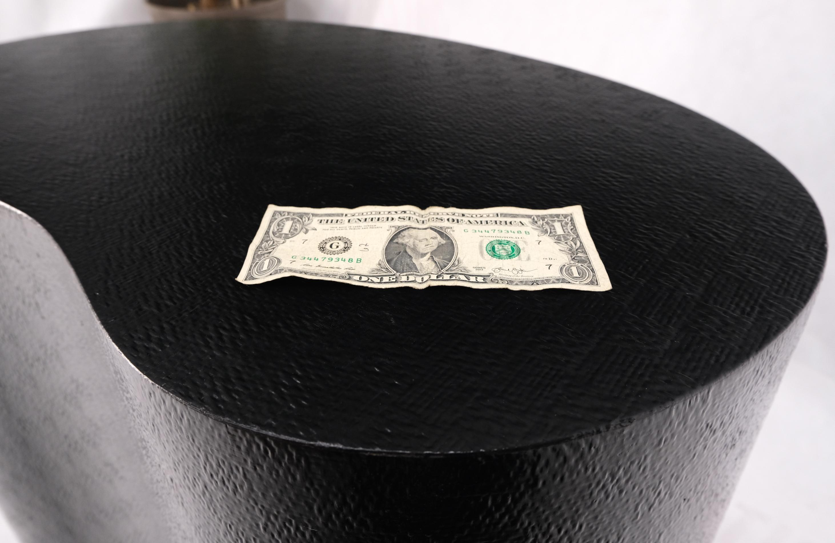 Table basse d'appoint en forme de rein en laque noire enveloppée de tissu de raphia en vente 2