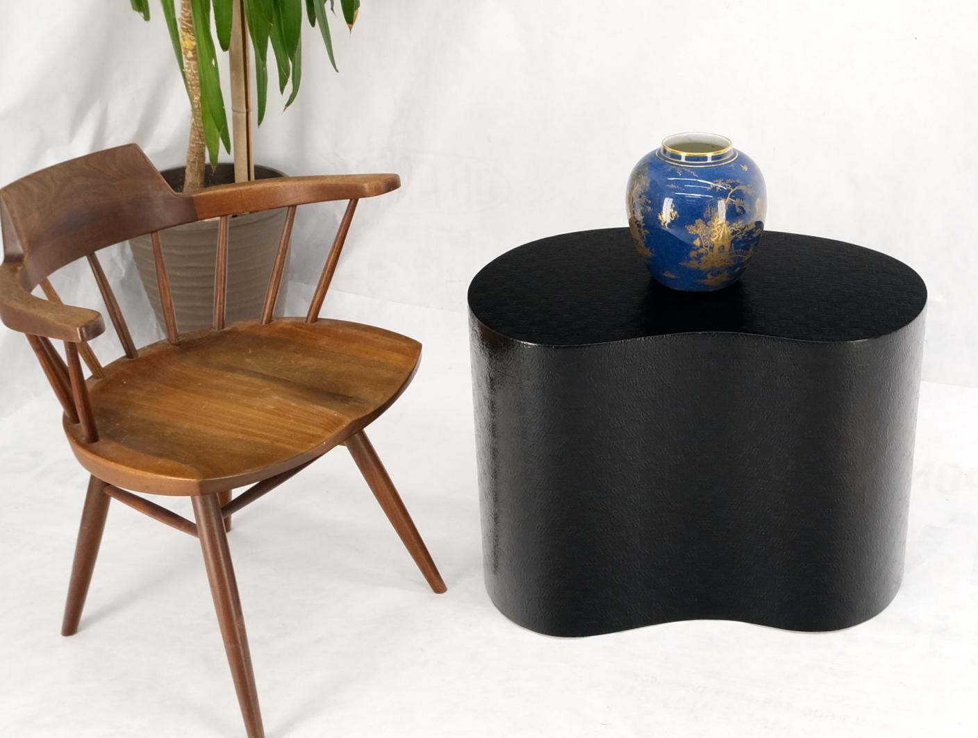 Table basse d'appoint en forme de rein, laquée noire et recouverte de raphia.
Pièce de studio conçue sur mesure.