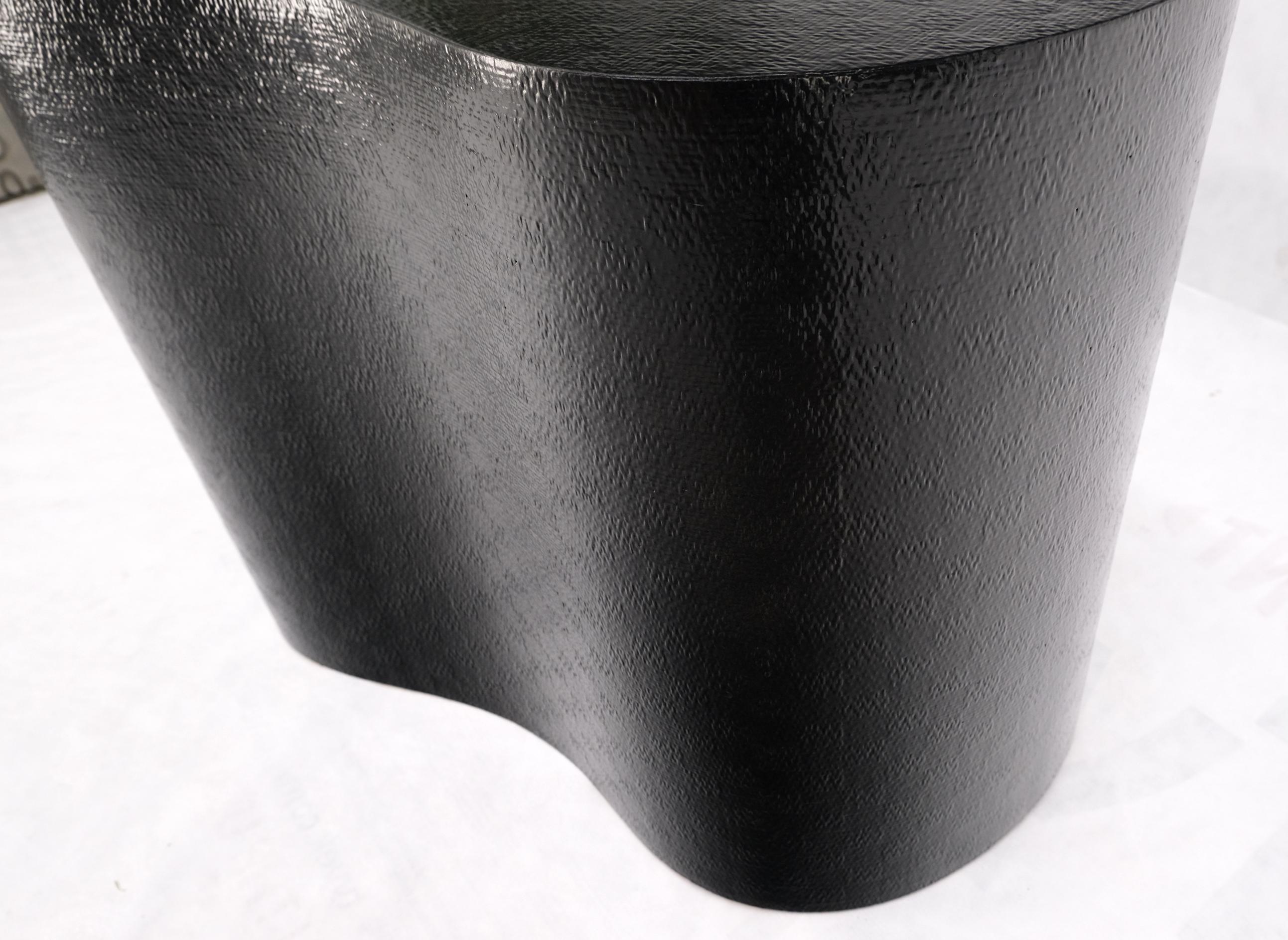 Mid-Century Modern Table basse d'appoint en forme de rein en laque noire enveloppée de tissu de raphia en vente