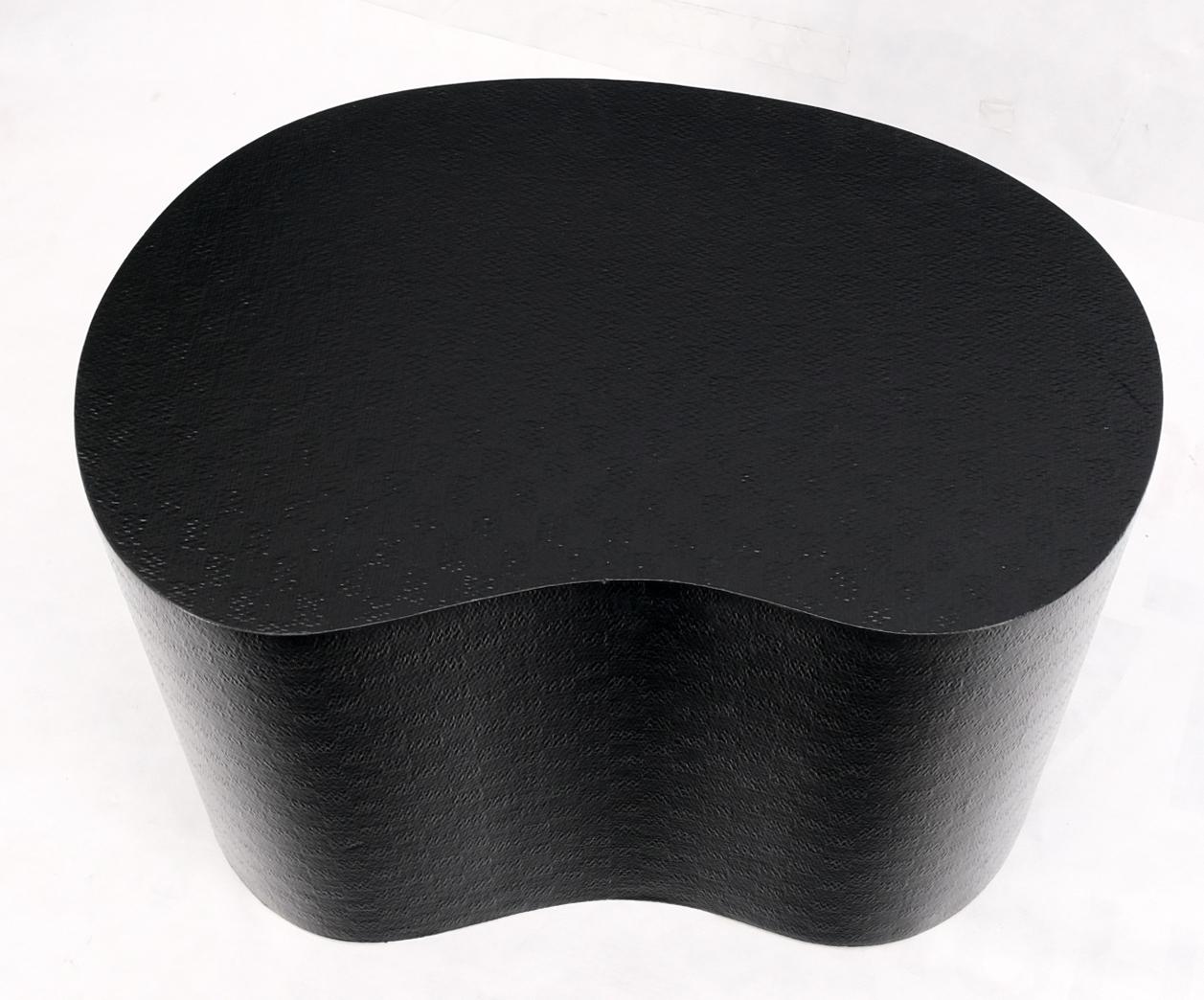 Lacquered Kidney Shape Black Lacquer Raffia Cloth Wrapped Side End Coffee Table For Sale