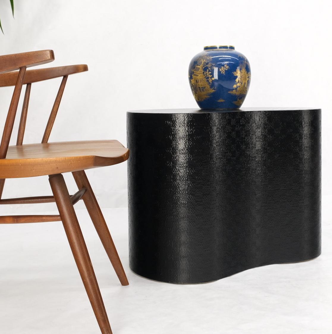 20ième siècle Table basse d'appoint en forme de rein en laque noire enveloppée de tissu de raphia en vente