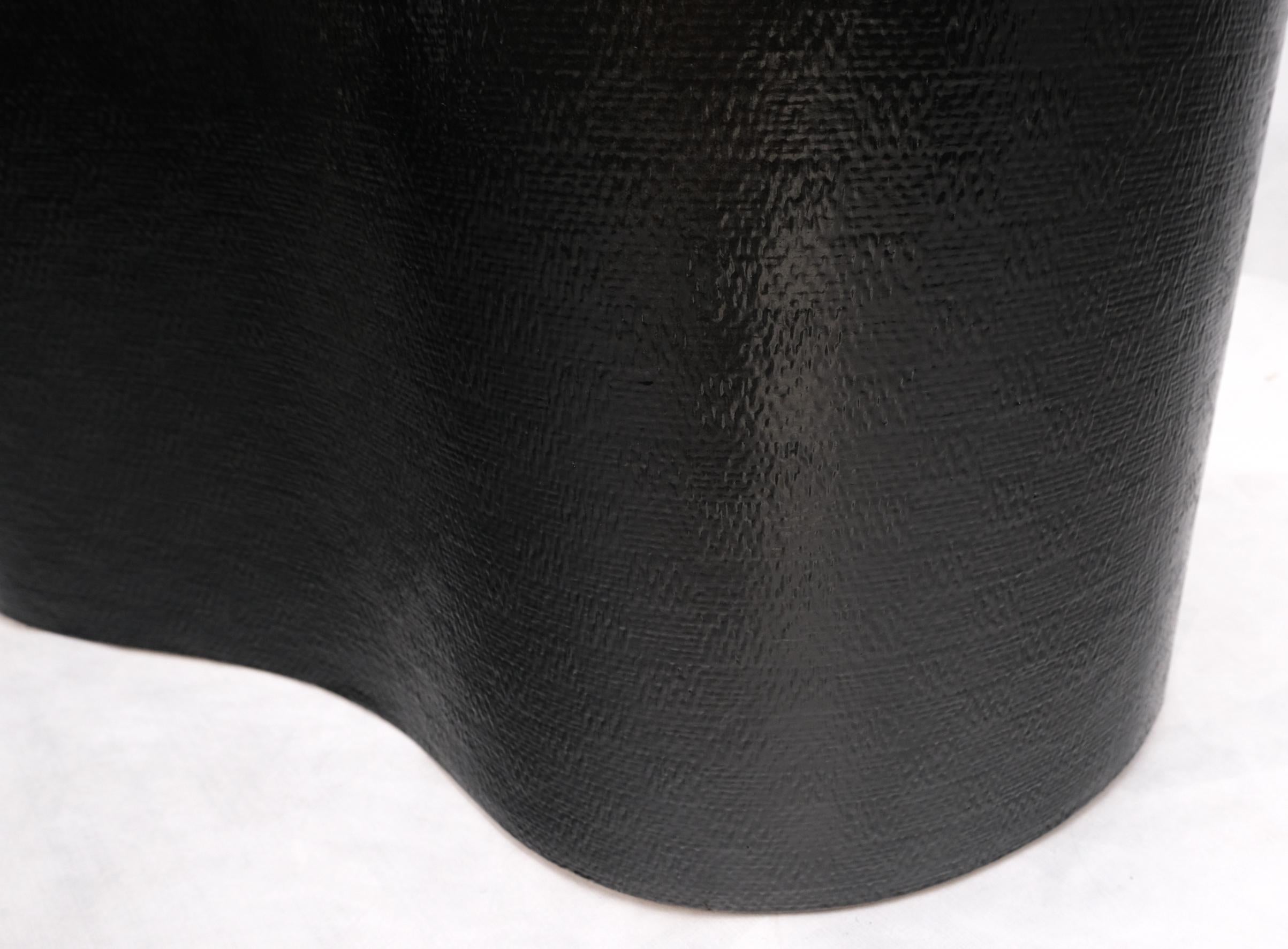 Raphia Table basse d'appoint en forme de rein en laque noire enveloppée de tissu de raphia en vente