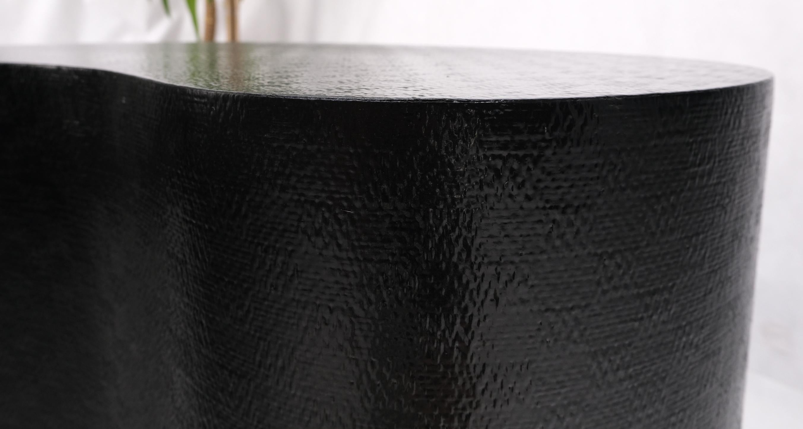 Table basse d'appoint en forme de rein en laque noire enveloppée de tissu de raphia en vente 1