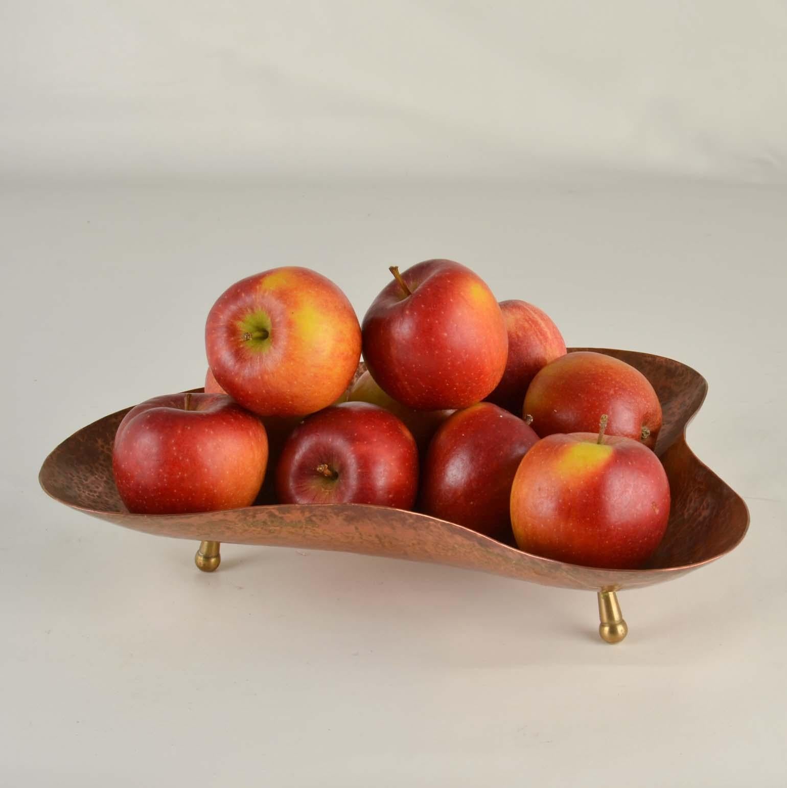 Mid-Century Modern Bol à fruits bio en cuivre des années 1950 en vente