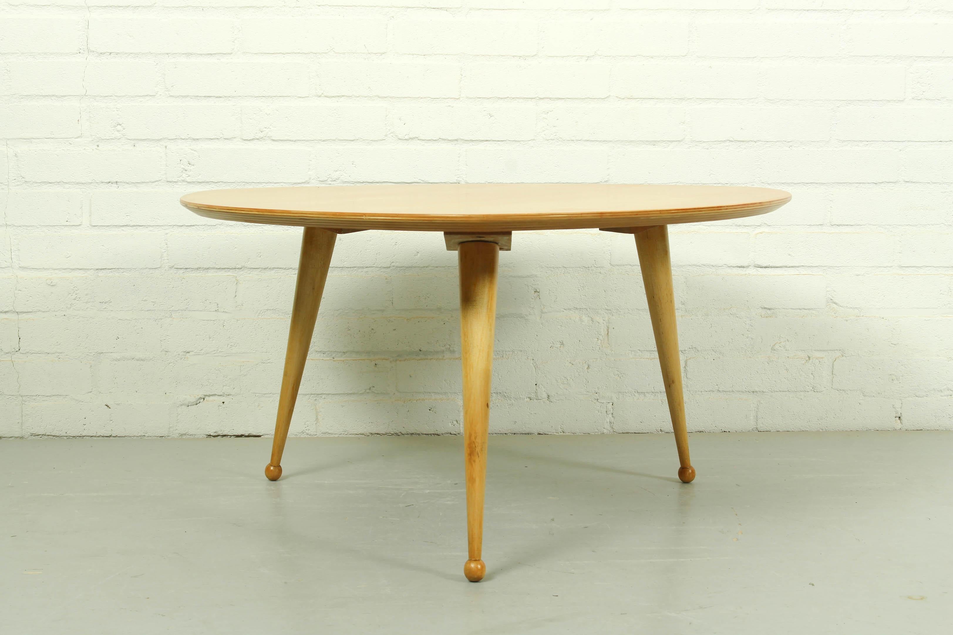 Very rare birchwood kidney side coffee table designed by Cees Braakman for UMS Pastoe Holland. Model TB39, made of birchwood. 

Dimensions: 39cm H, 75cm W and 75cm D.
  