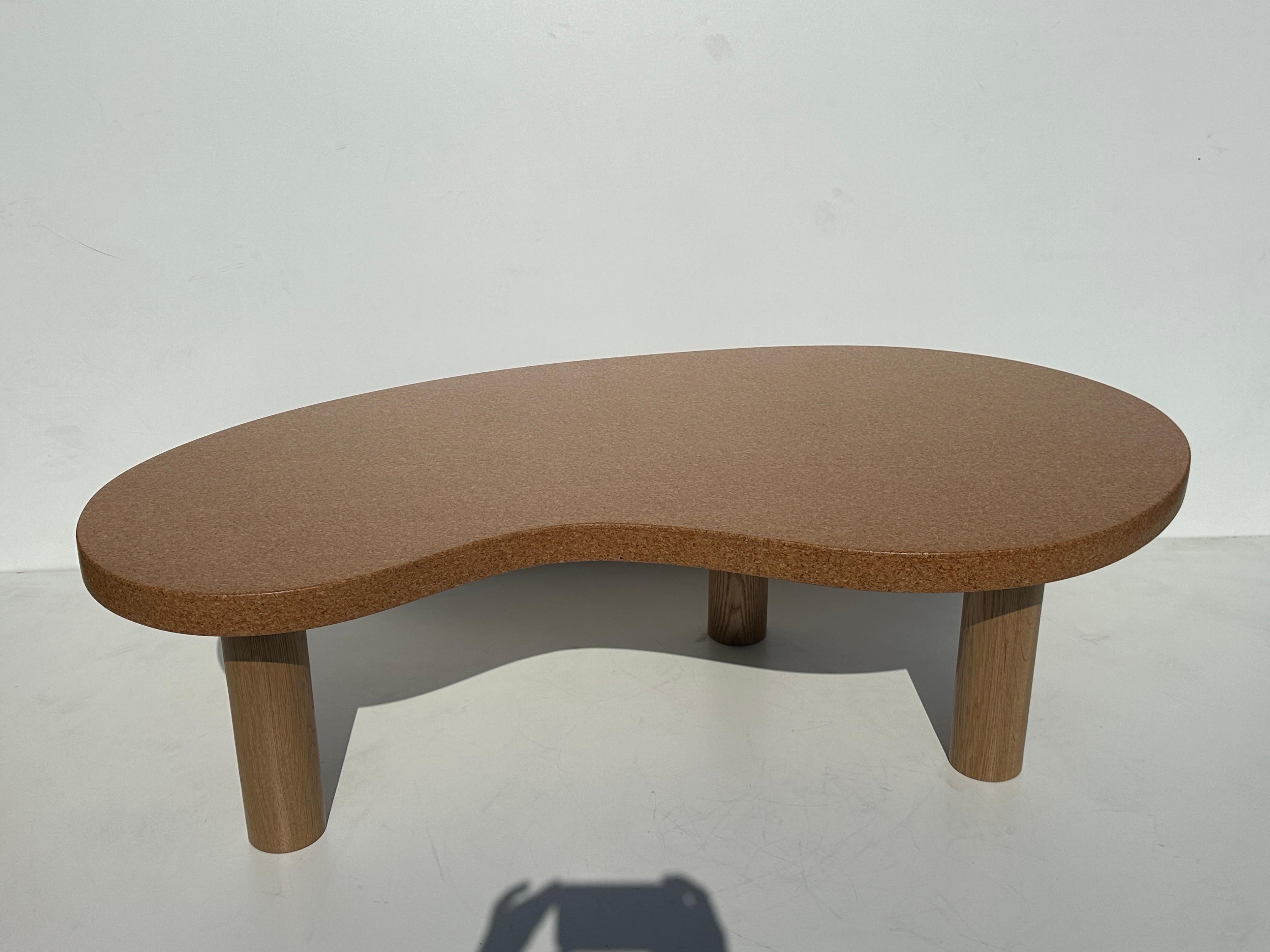 Table basse en forme de rein en liège et Oak Oak en vente 11