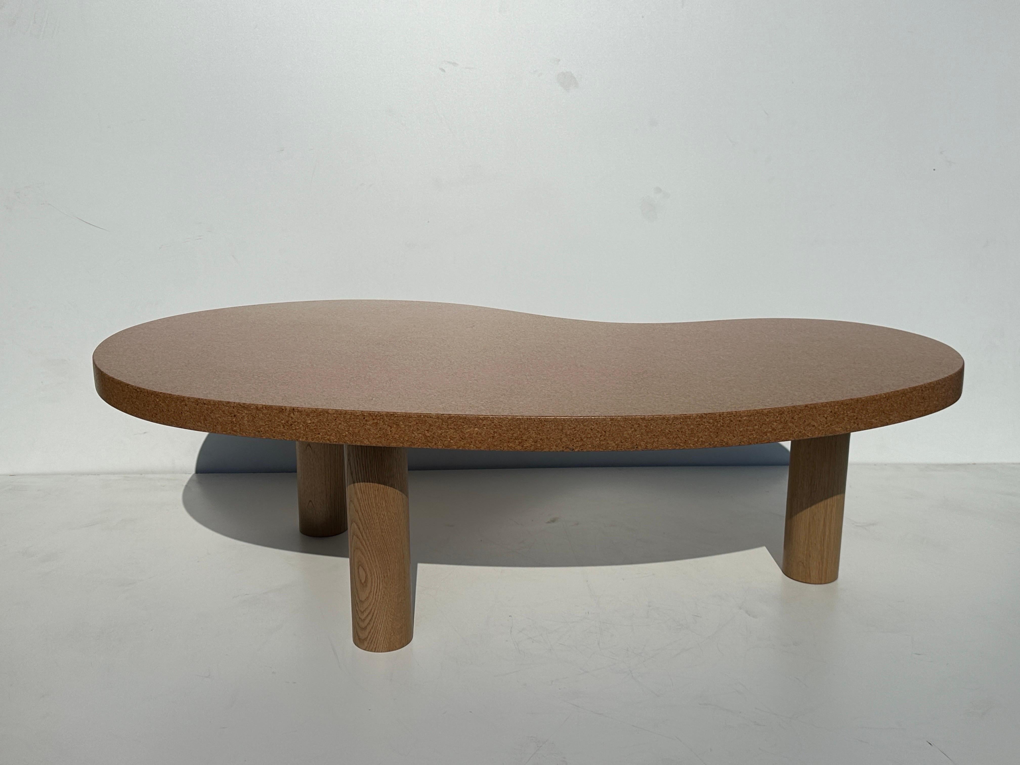  Table basse en liège de style moderne du milieu du siècle, en forme de rein, de fabrication récente, avec des pieds cylindriques en chêne blanc massif.